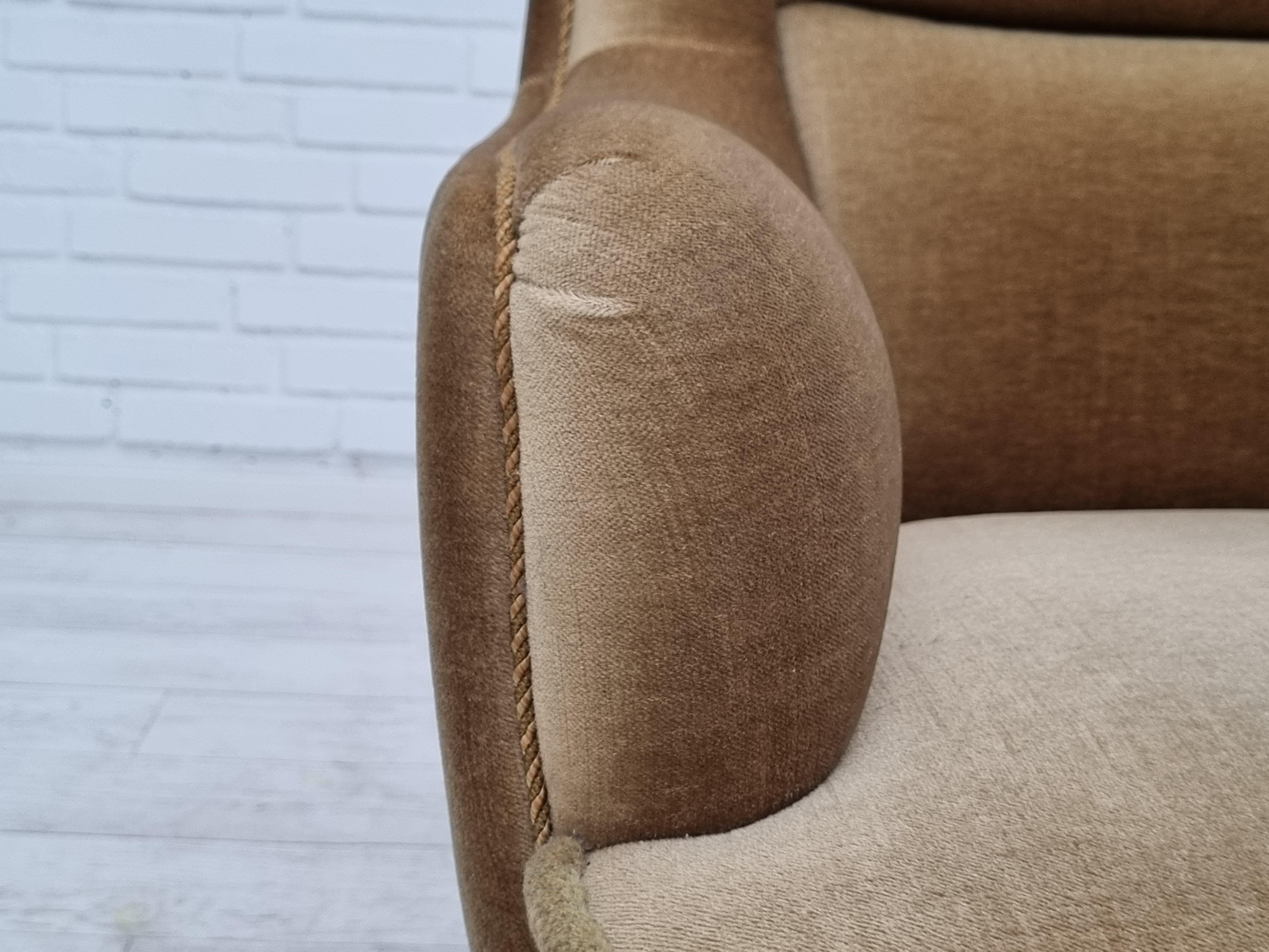 1960er Jahre, dänischer Sessel mit hoher Rückenlehne. Originalpolsterung in hellgrünem Velours, sehr guter Zustand. Seit den 60er Jahren nicht mehr so oft benutzt. Beine - Eichenholz, Messingfedern in der Sitzfläche. Keine Gerüche. Hergestellt um