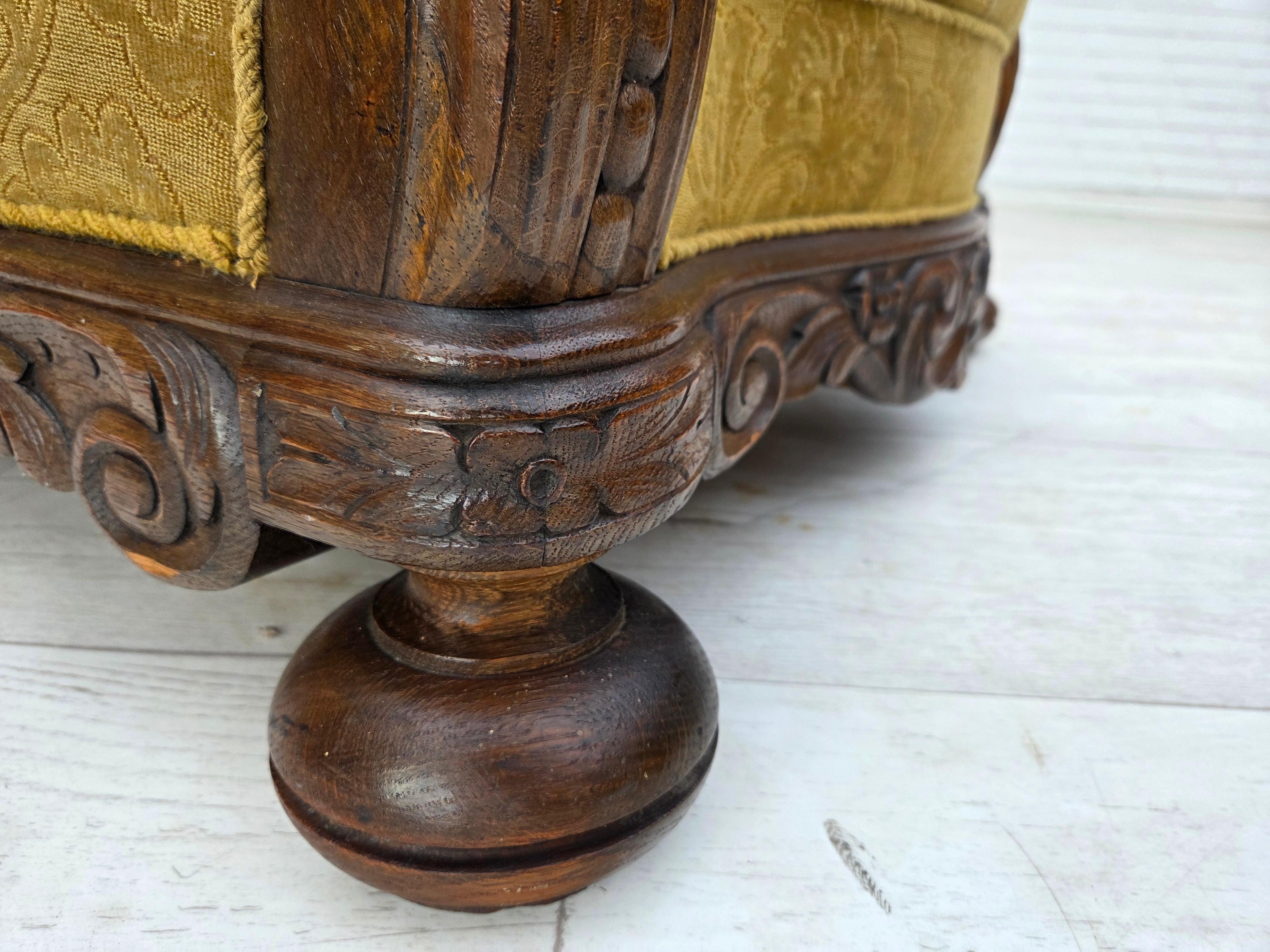 Sillón danés de respaldo alto de los años 1960. Mueble original de lana verde, madera maciza de roble, muelles de latón en el asiento. Buen estado original: sin olores, sin manchas y construcción estable. Fabricado por un fabricante de muebles danés