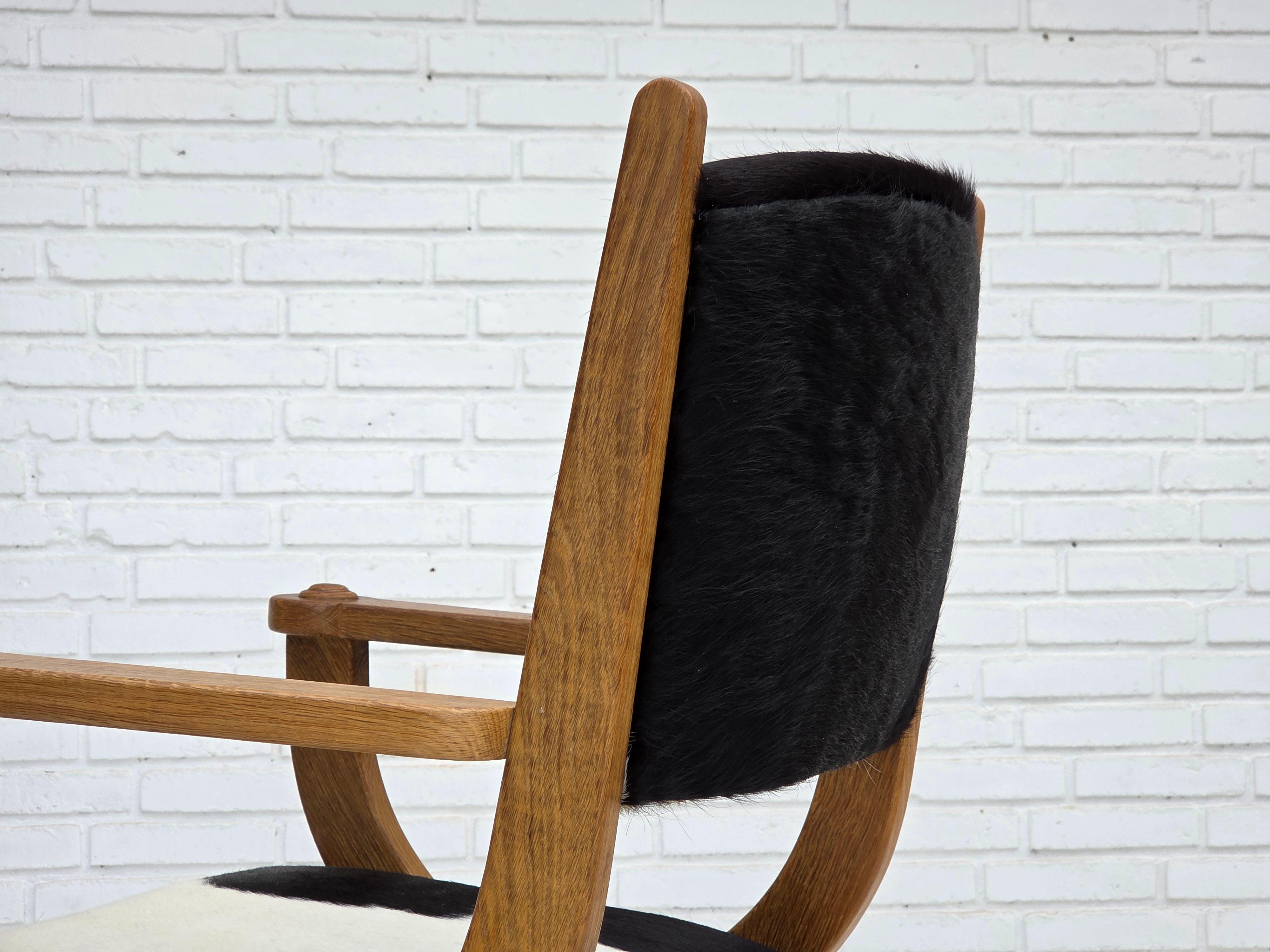 1960s, fauteuil à dossier haut Wood, peau de vache véritable, bois de chêne, reupholstered. en vente 8
