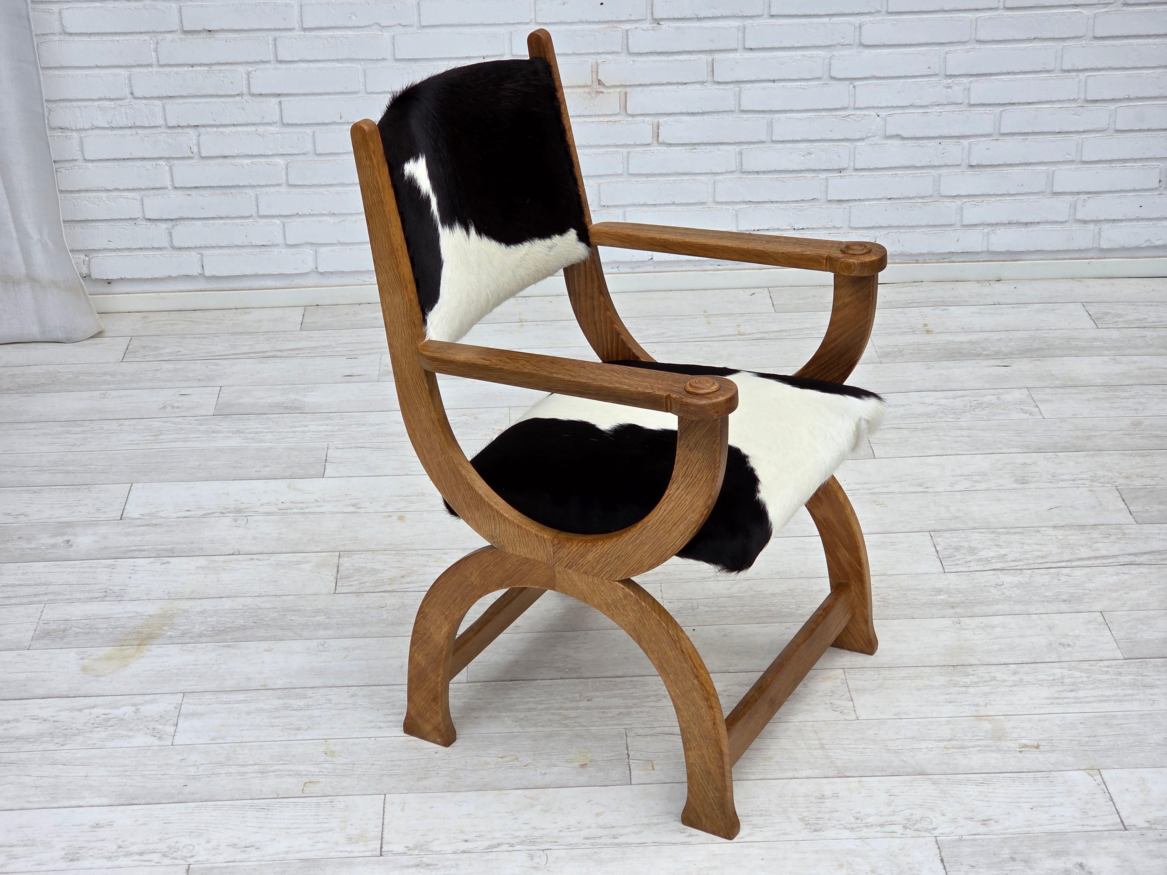 1960, fauteuil danois à dossier haut. Rembourré en cuir de vachette d'ameublement véritable par un artisan. Bois de chêne massif. Fabriqué par un fabricant de meubles danois dans les années 1960-65. Design/One vintage scandinave original en