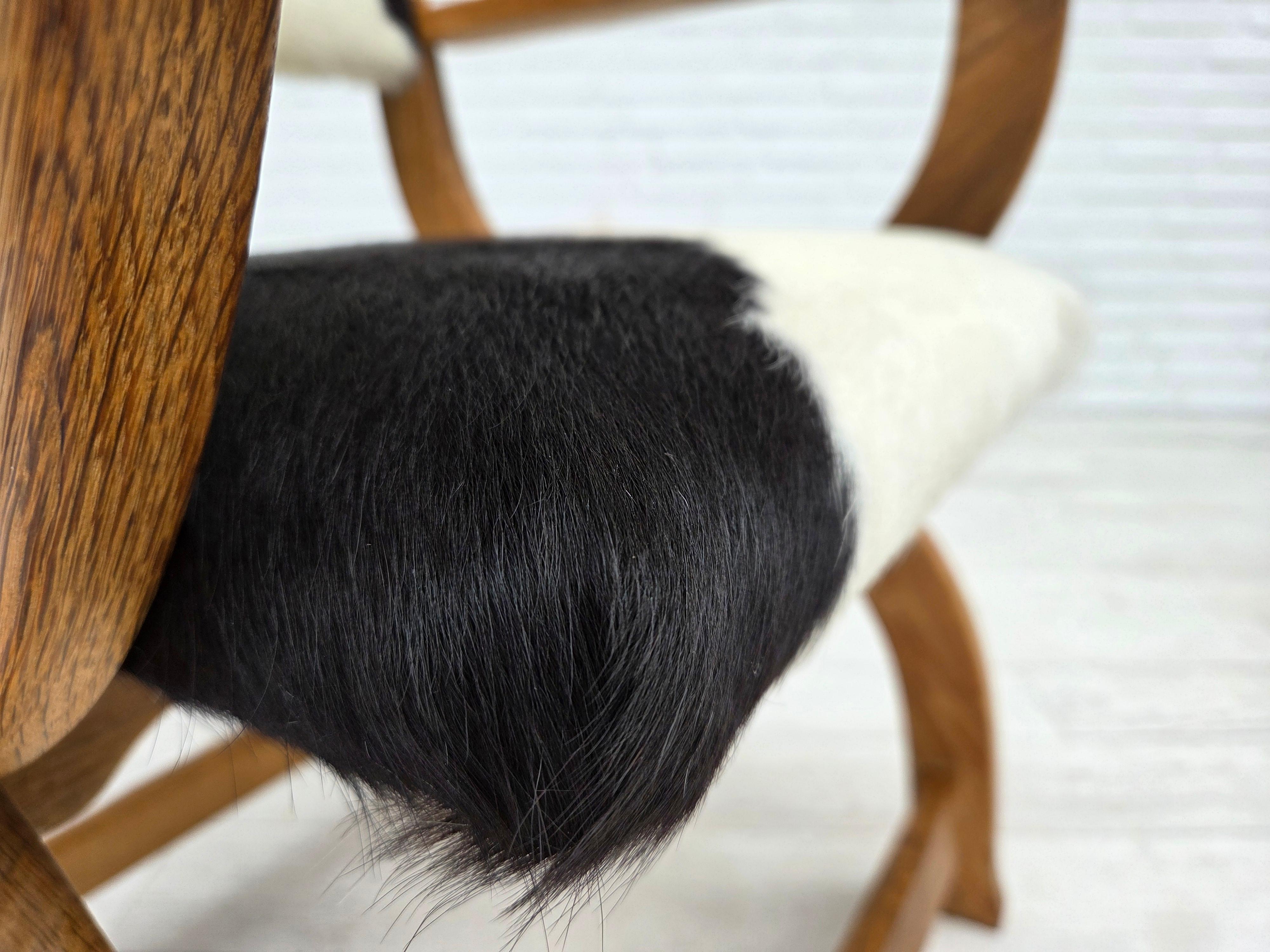 Danois 1960s, fauteuil à dossier haut Wood, peau de vache véritable, bois de chêne, reupholstered. en vente