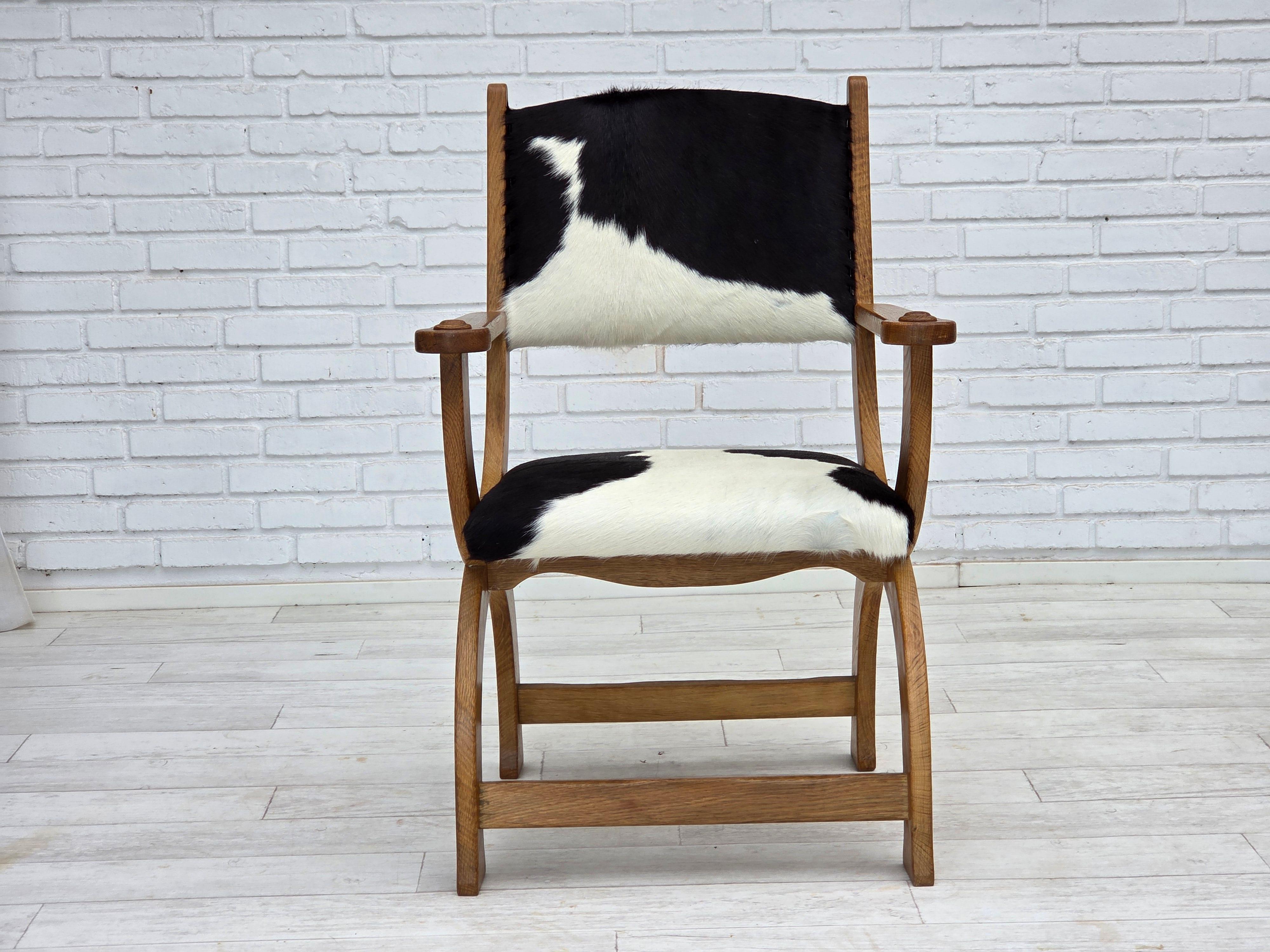1960s, fauteuil à dossier haut Wood, peau de vache véritable, bois de chêne, reupholstered. Bon état - En vente à Tarm, 82