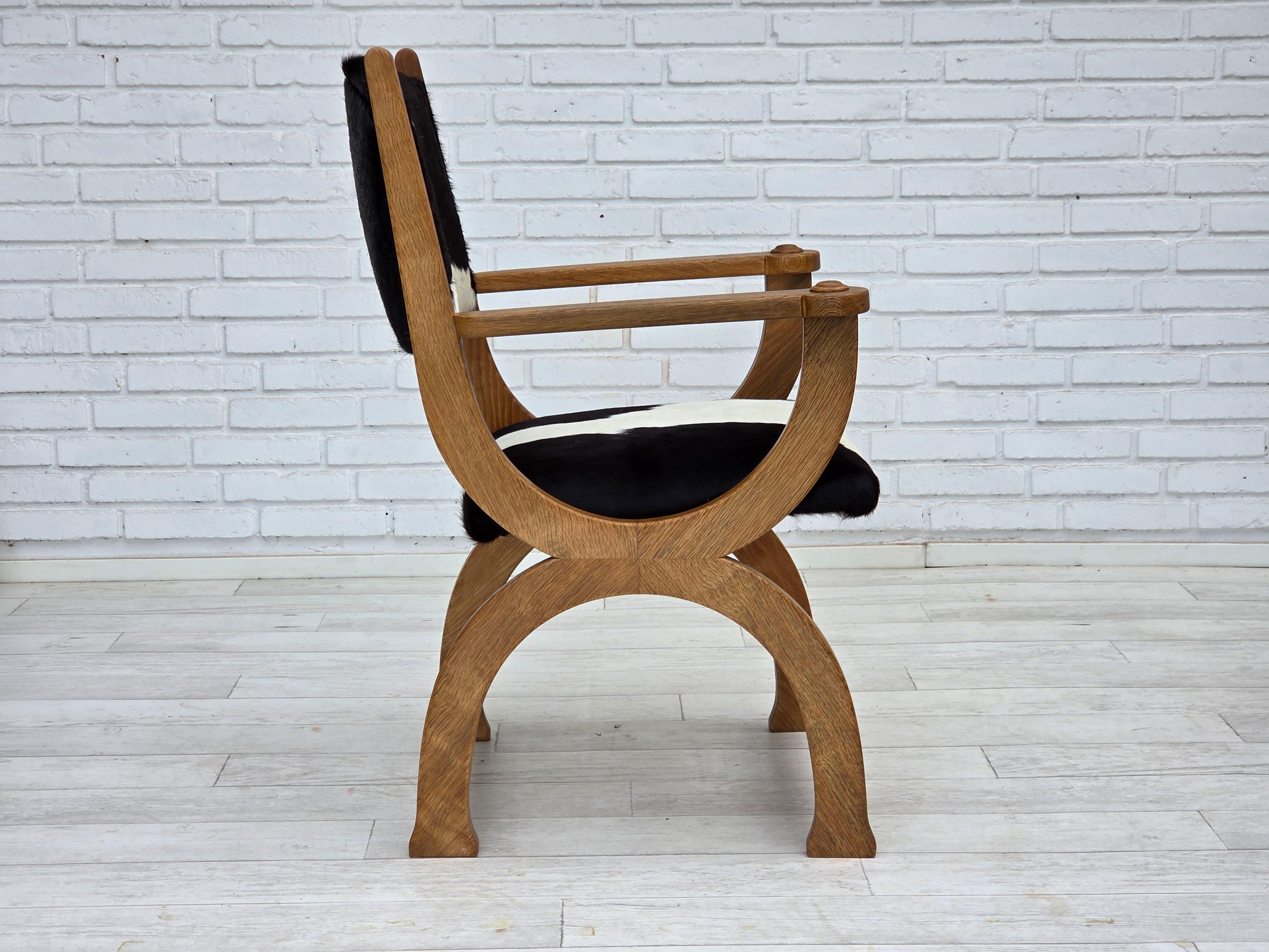Milieu du XXe siècle 1960s, fauteuil à dossier haut Wood, peau de vache véritable, bois de chêne, reupholstered. en vente
