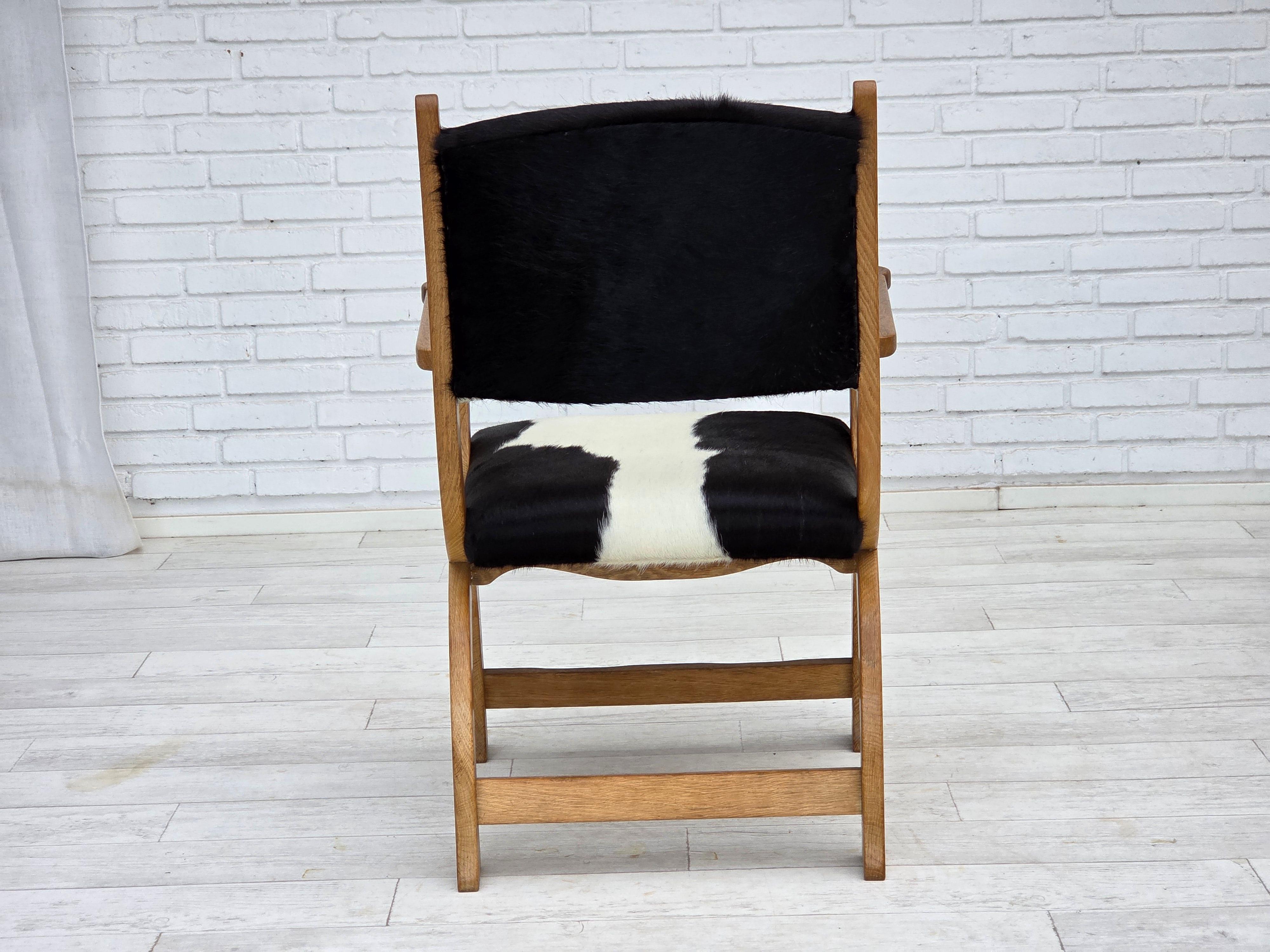 1960s, fauteuil à dossier haut Wood, peau de vache véritable, bois de chêne, reupholstered. en vente 1