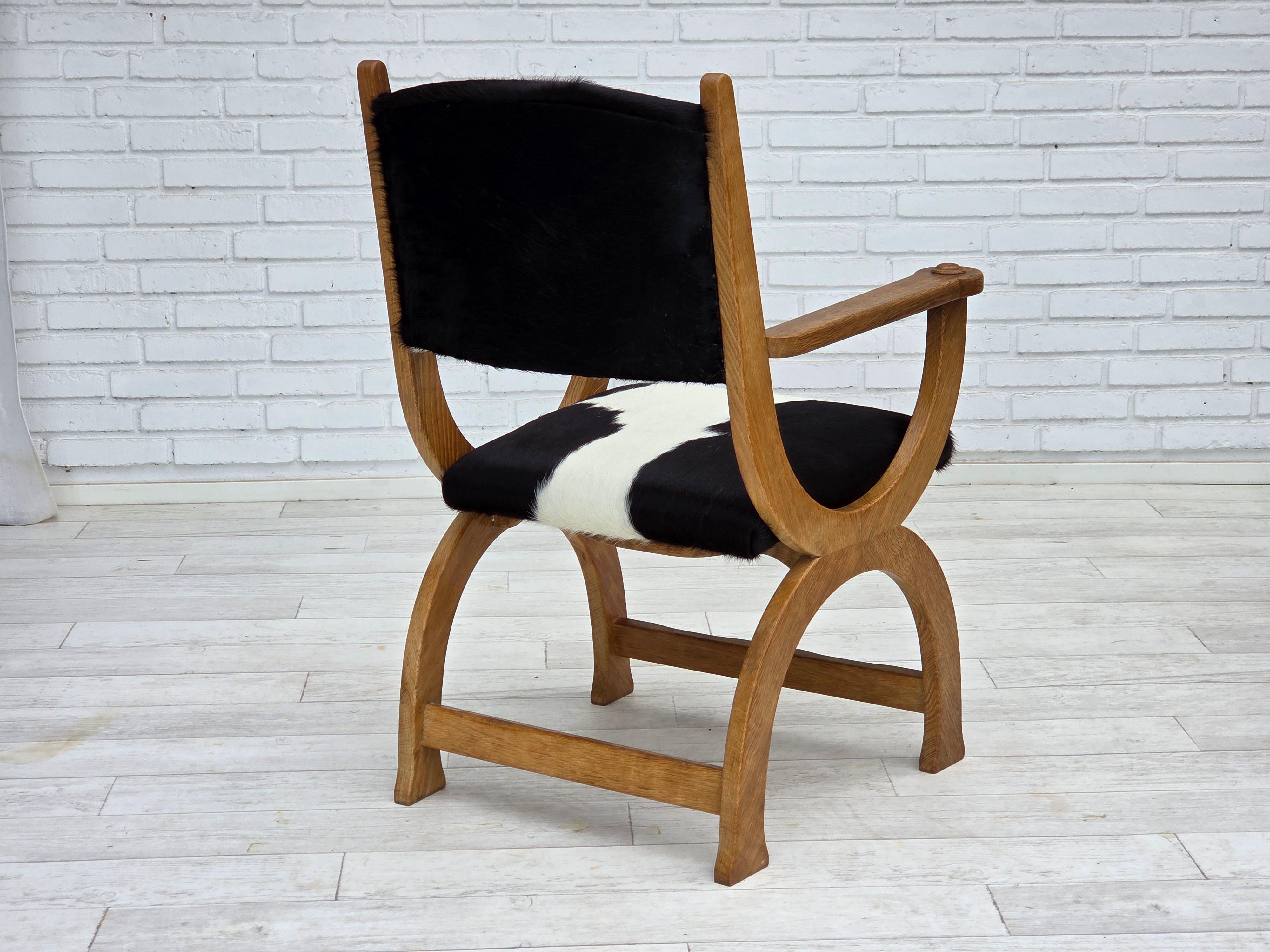 1960s, fauteuil à dossier haut Wood, peau de vache véritable, bois de chêne, reupholstered. en vente 2