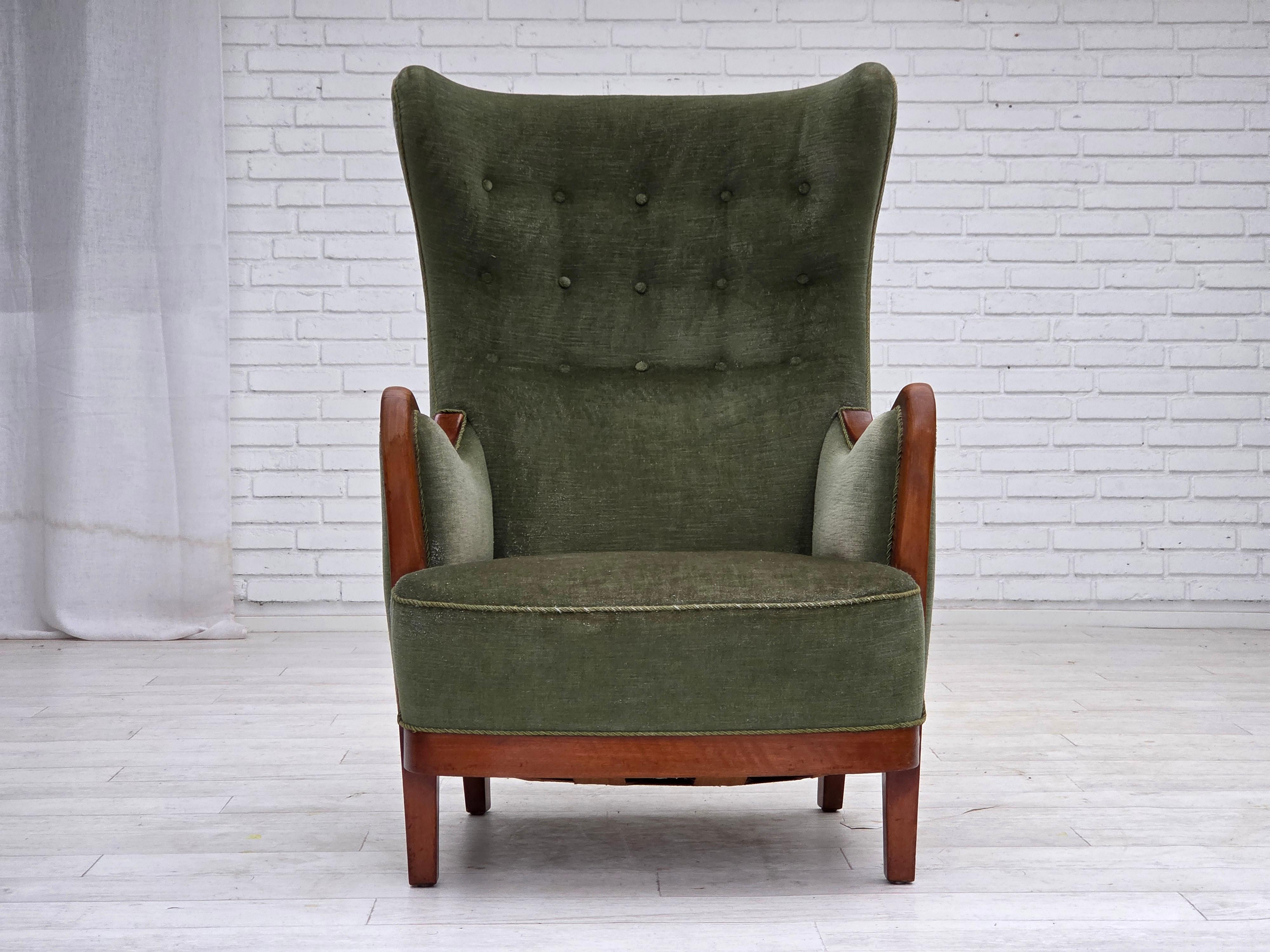 1960, fauteuil danois à dossier haut. Velours d'ameublement vert, bois de teck, ressorts en laiton dans l'assise. Bon état d'origine : pas d'odeurs, pas de taches et construction stable. Fabriqué par un fabricant de meubles danois dans les années