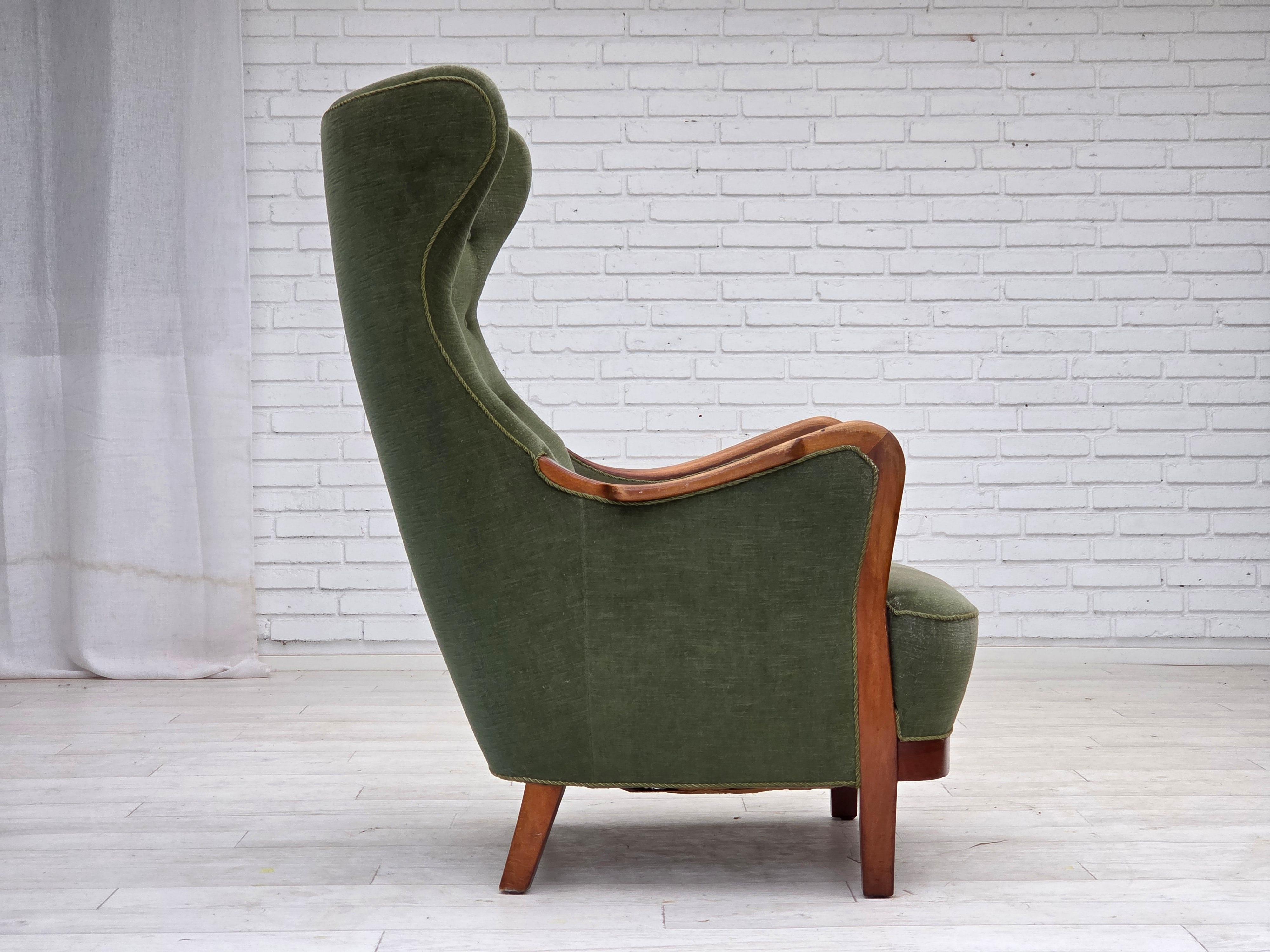 Scandinave moderne Fauteuil à dossier haut Wood Wood, velours d'ameublement vert, bois de teck, années 1960. en vente