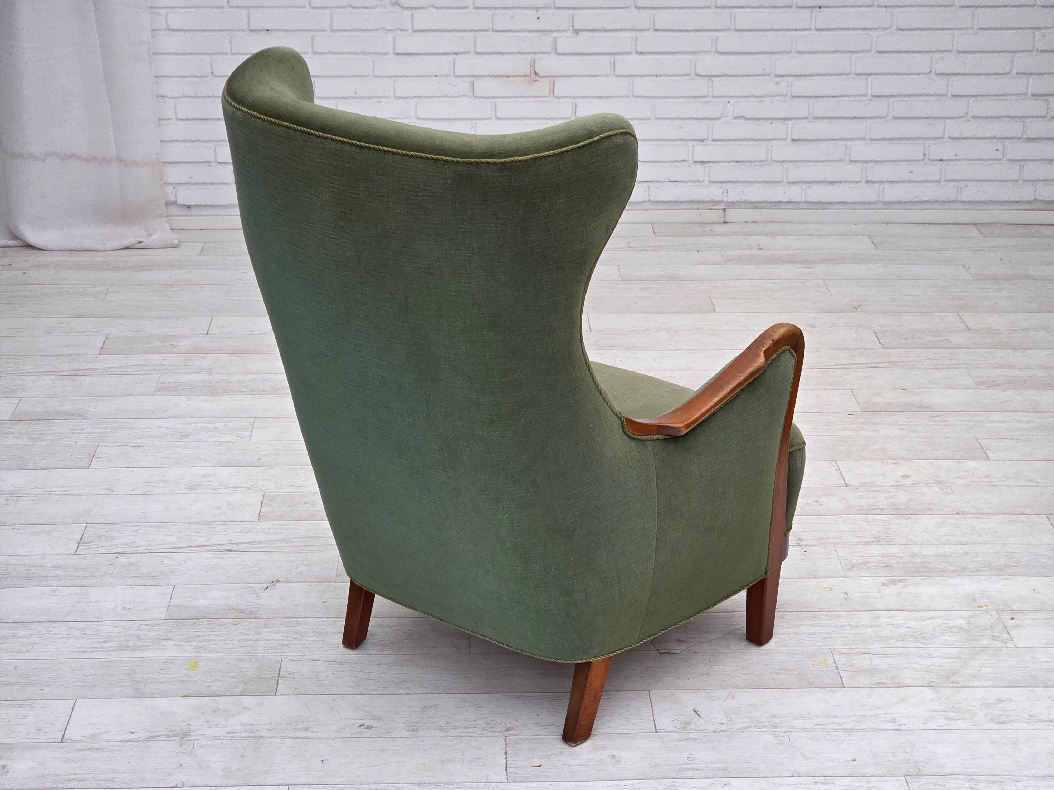 Danois Fauteuil à dossier haut Wood Wood, velours d'ameublement vert, bois de teck, années 1960. en vente