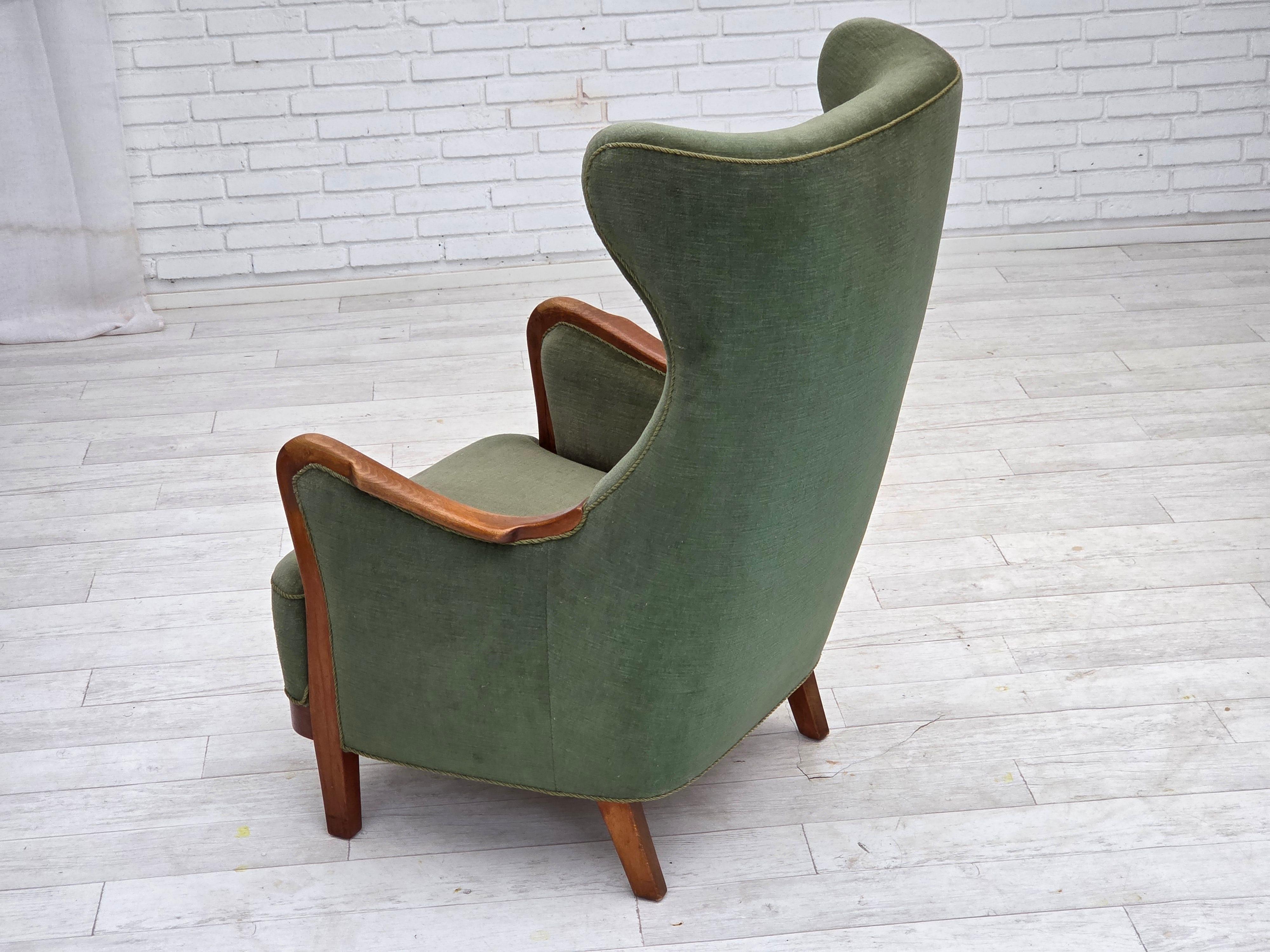 Milieu du XXe siècle Fauteuil à dossier haut Wood Wood, velours d'ameublement vert, bois de teck, années 1960. en vente