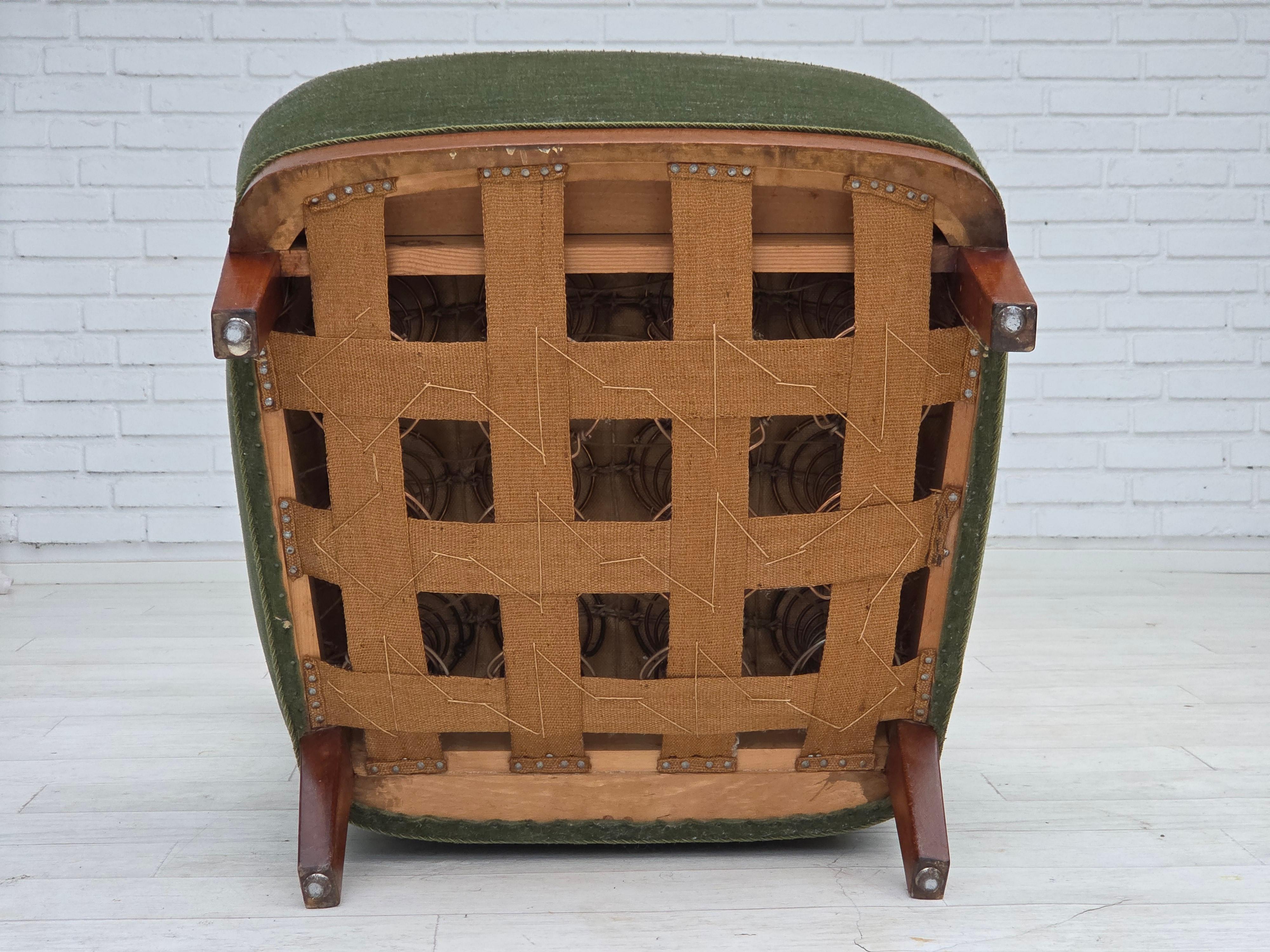 Velours Fauteuil à dossier haut Wood Wood, velours d'ameublement vert, bois de teck, années 1960. en vente