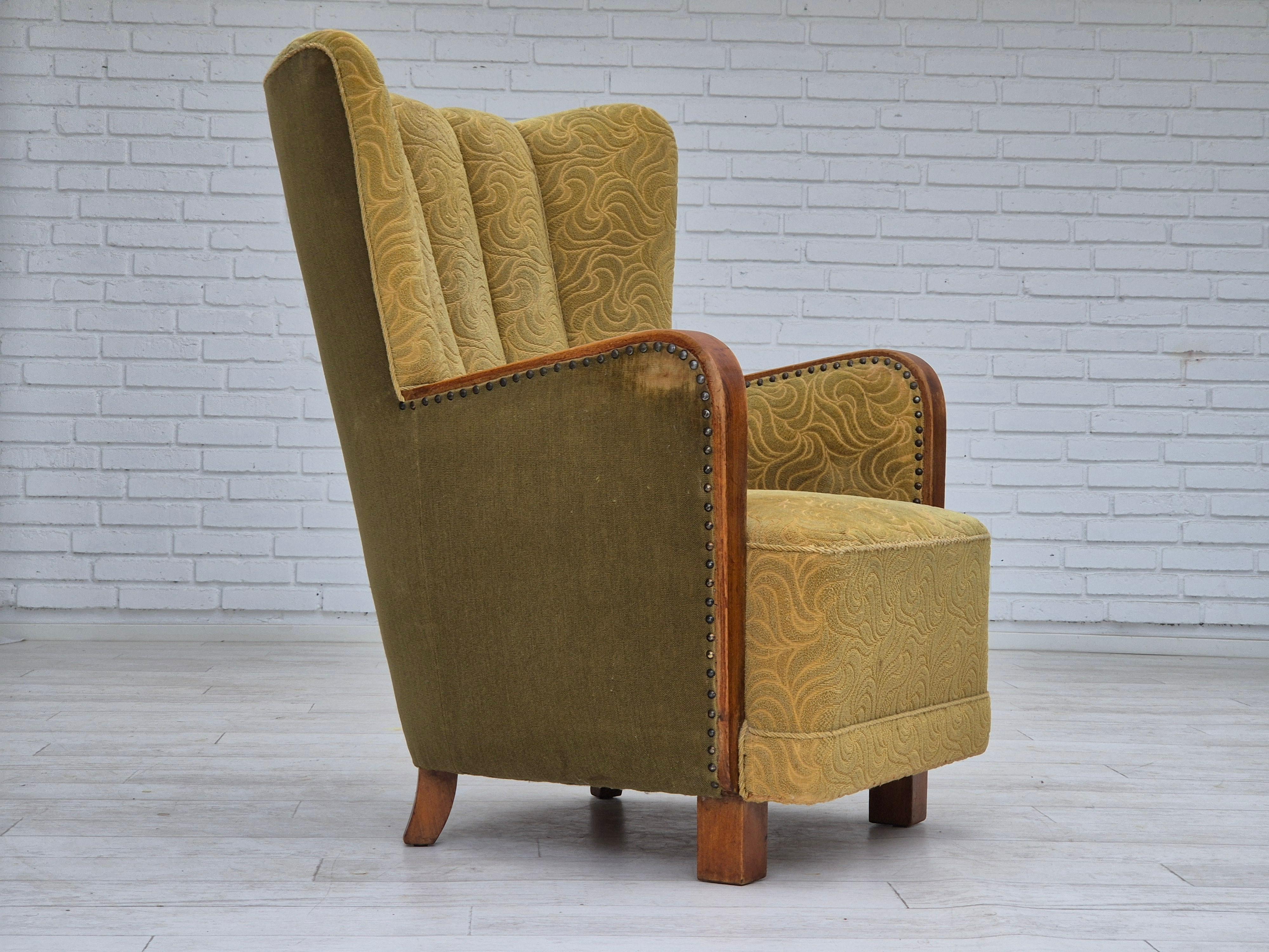 1960, fauteuil danois à dossier haut. Bon état d'origine : pas d'odeurs ni de taches. Légers signes d'usure sur les accoudoirs extérieurs/avant. Tissu d'ameublement original en coton/laine en deux couleurs vertes différentes. Ressorts en laiton dans