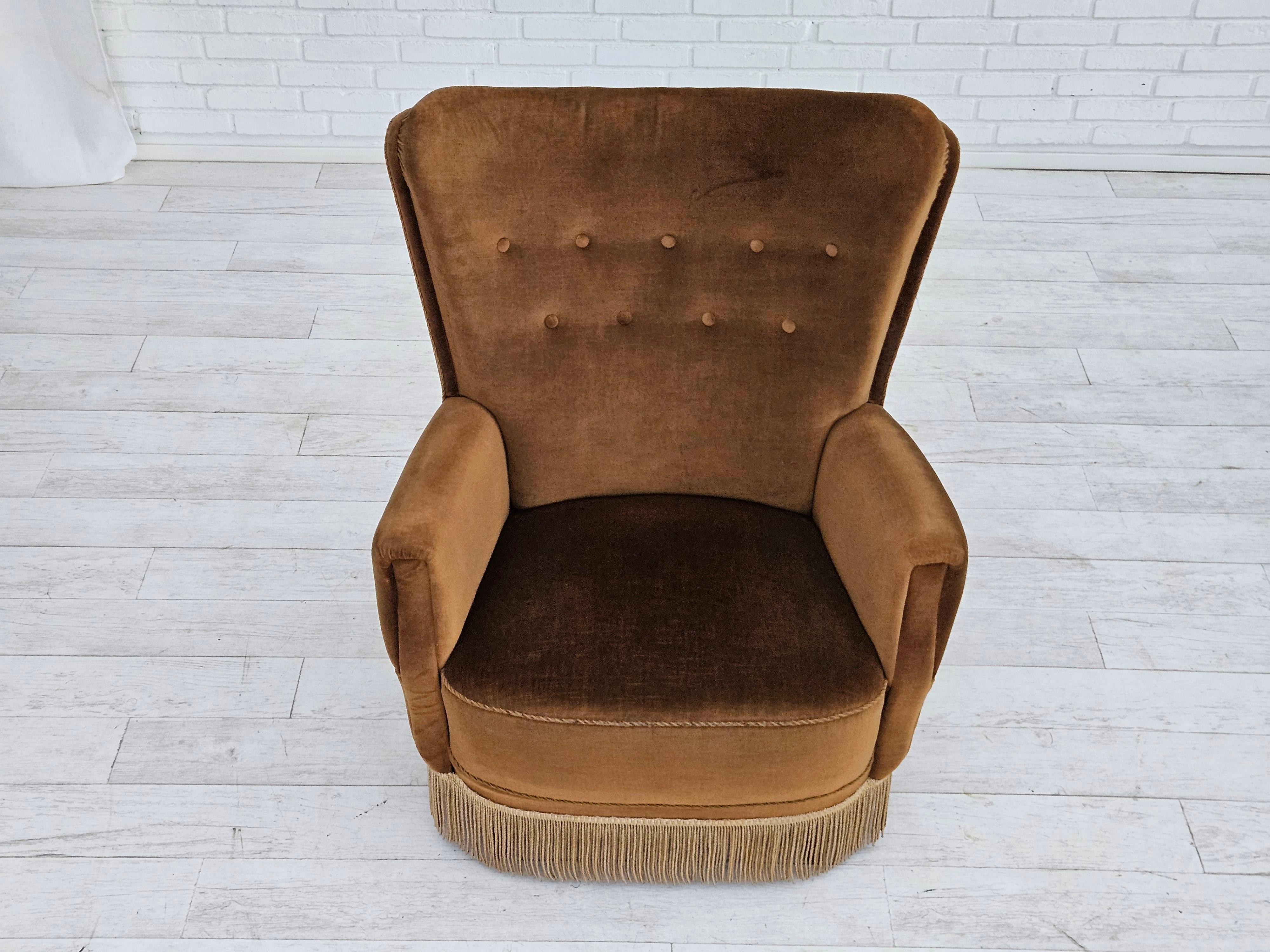 Années 1960, chaise de relax danoise à haut dossier, rembourrage d'origine, velours vert. en vente 4