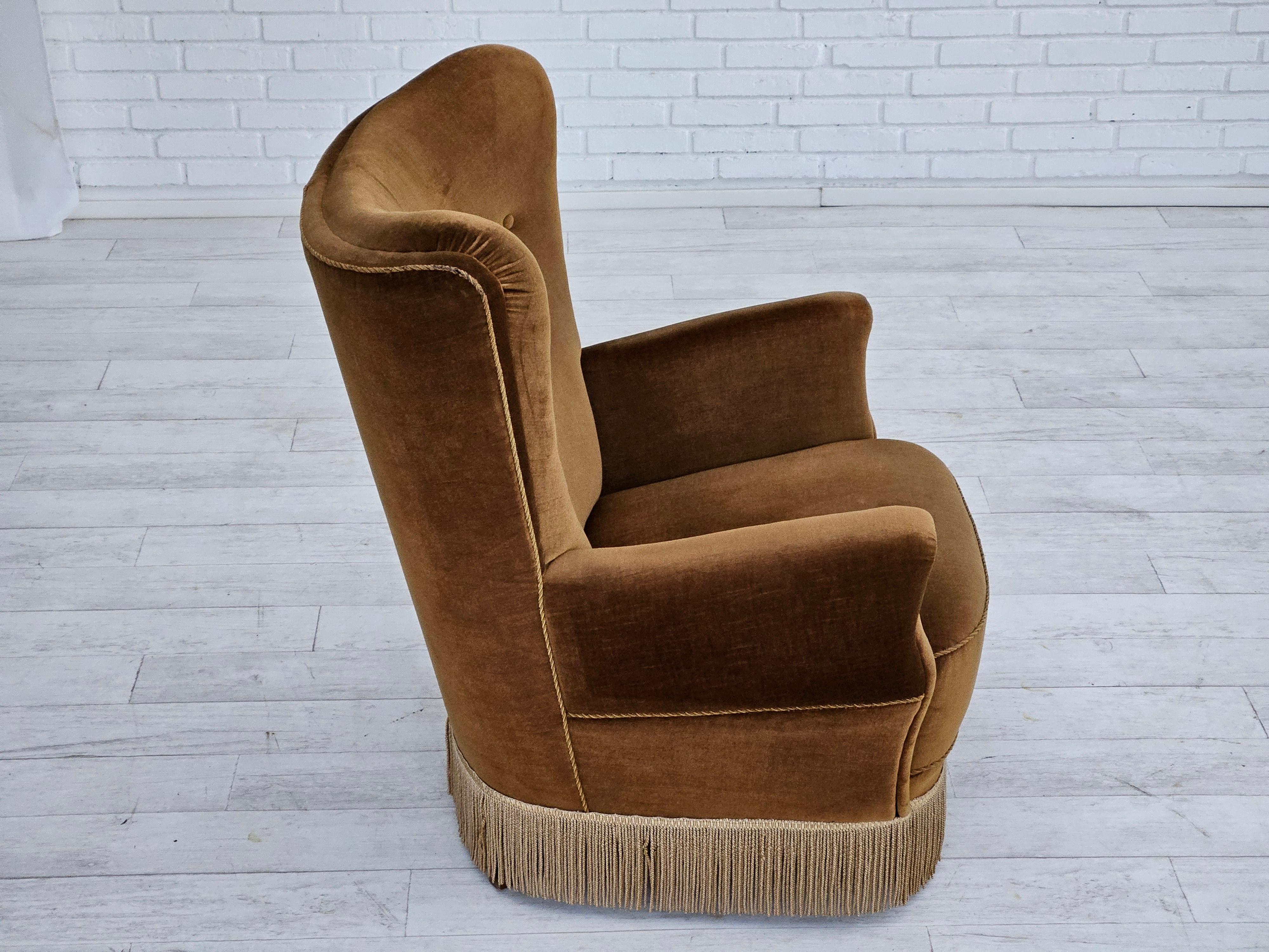 Velours Années 1960, chaise de relax danoise à haut dossier, rembourrage d'origine, velours vert. en vente
