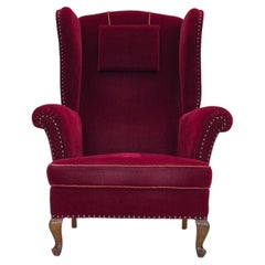 Poltrona danese a schienale alto degli anni '60, in velluto rosso ciliegia.