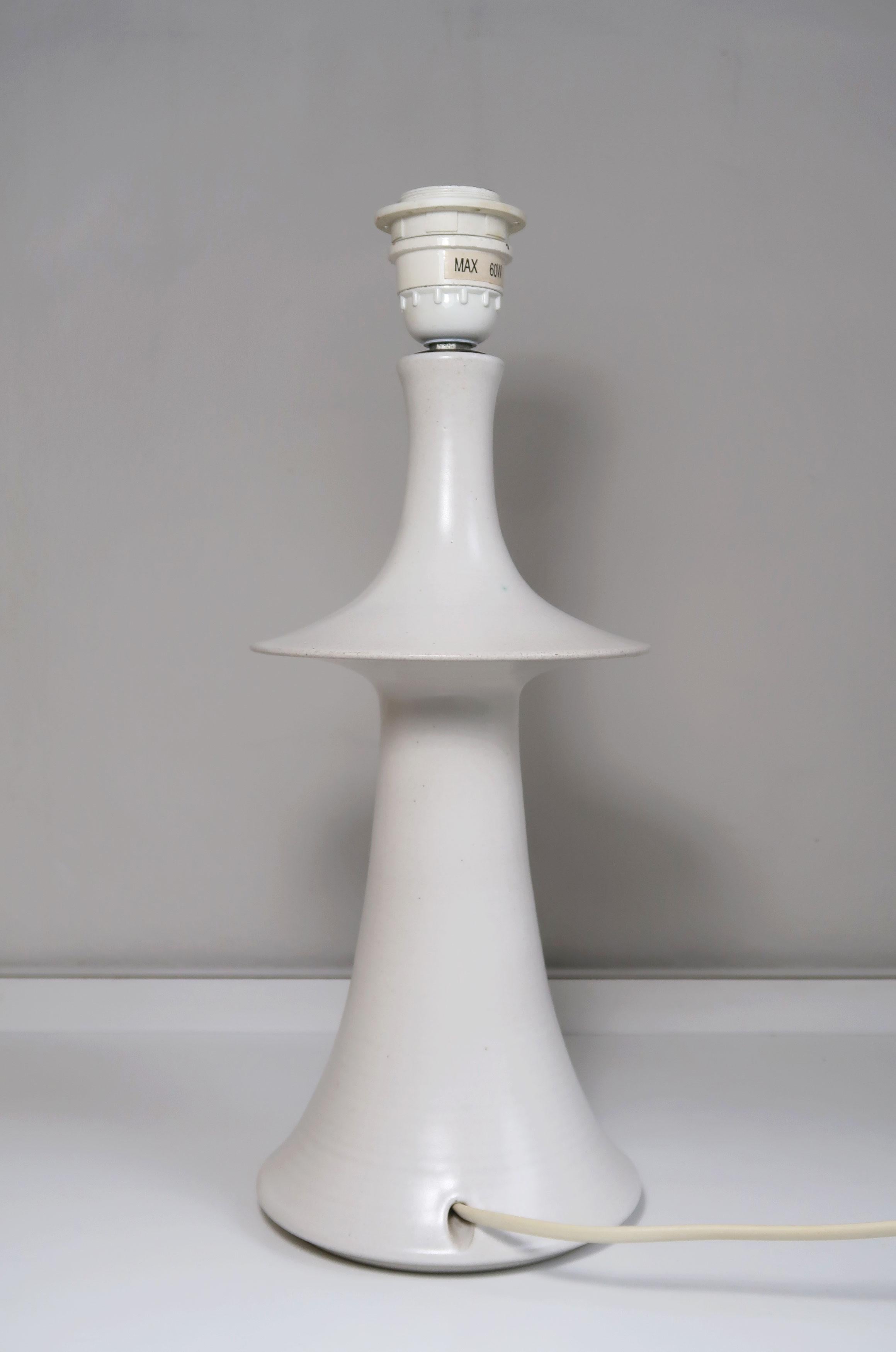 Kähler 1960s Minimalist Matte White Ceramic Table Lamp In Good Condition For Sale In Copenhagen, DK