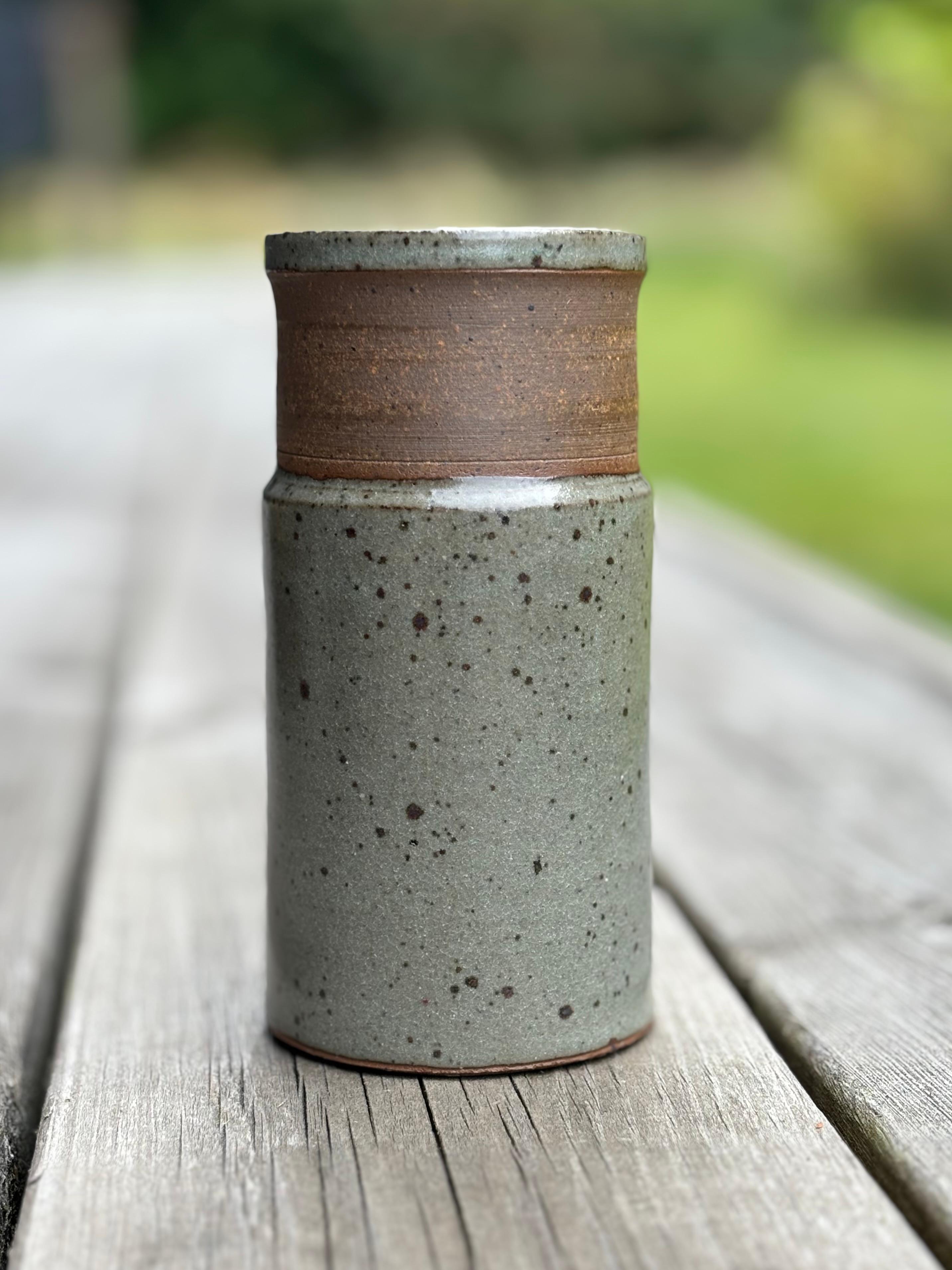Vaso danese in gres della metà del secolo scorso, realizzato da Kähler Keramik negli anni Sessanta. Forma cilindrica con splendida smaltatura verde polverosa a macchie.
Firmato sotto la base.
Condizioni splendide.
Danimarca, anni '60. 