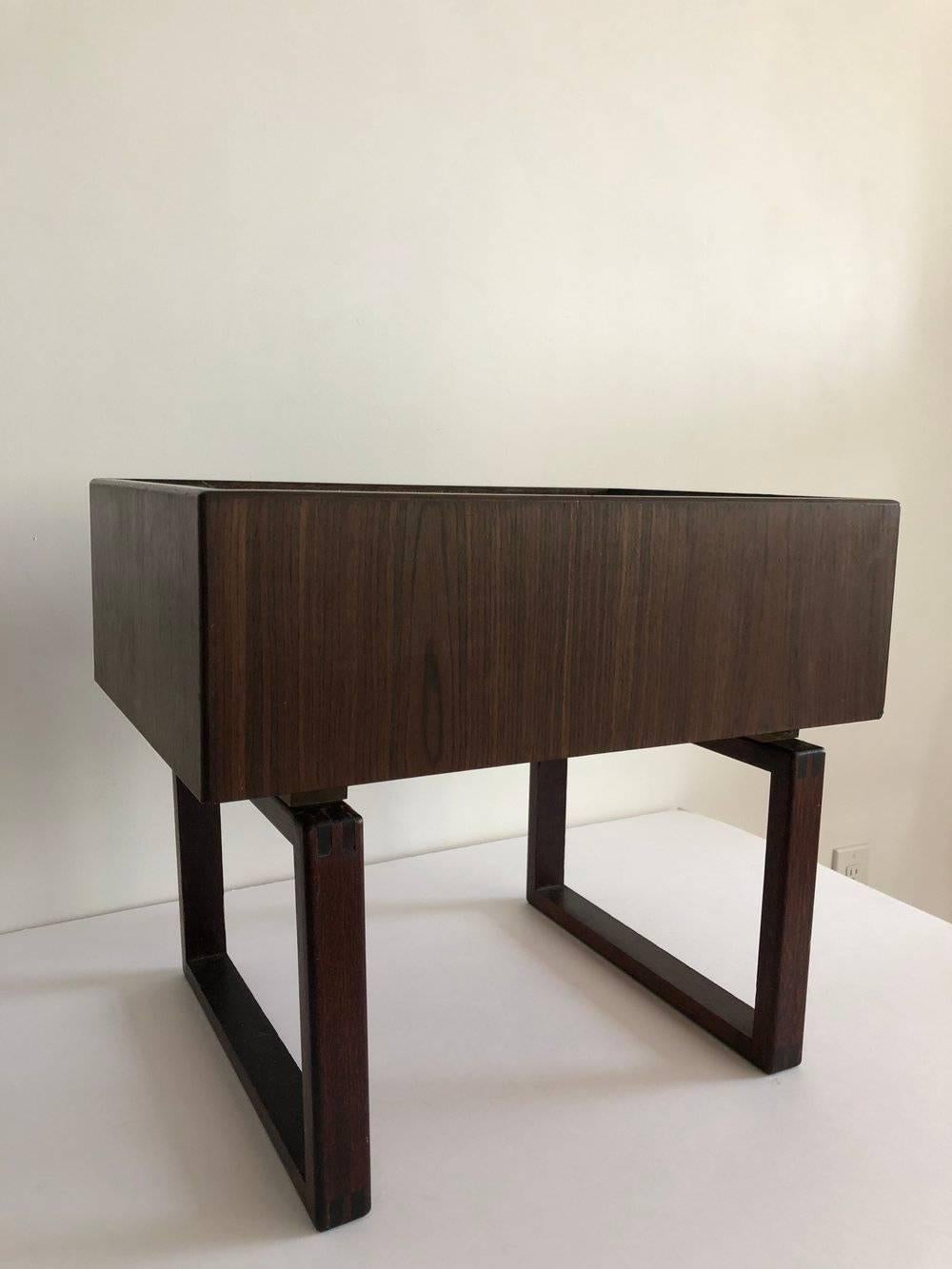1960s Danish Kai Kristiansen for Salin Mobler rosewood planter. Super rare and awesome! Plants not included. Has a removable steel planter tray. Stunning piece. Great condition. Pretty leg joinery. 

Measure: 20” wide x 13.75” x deep x 17” tall.