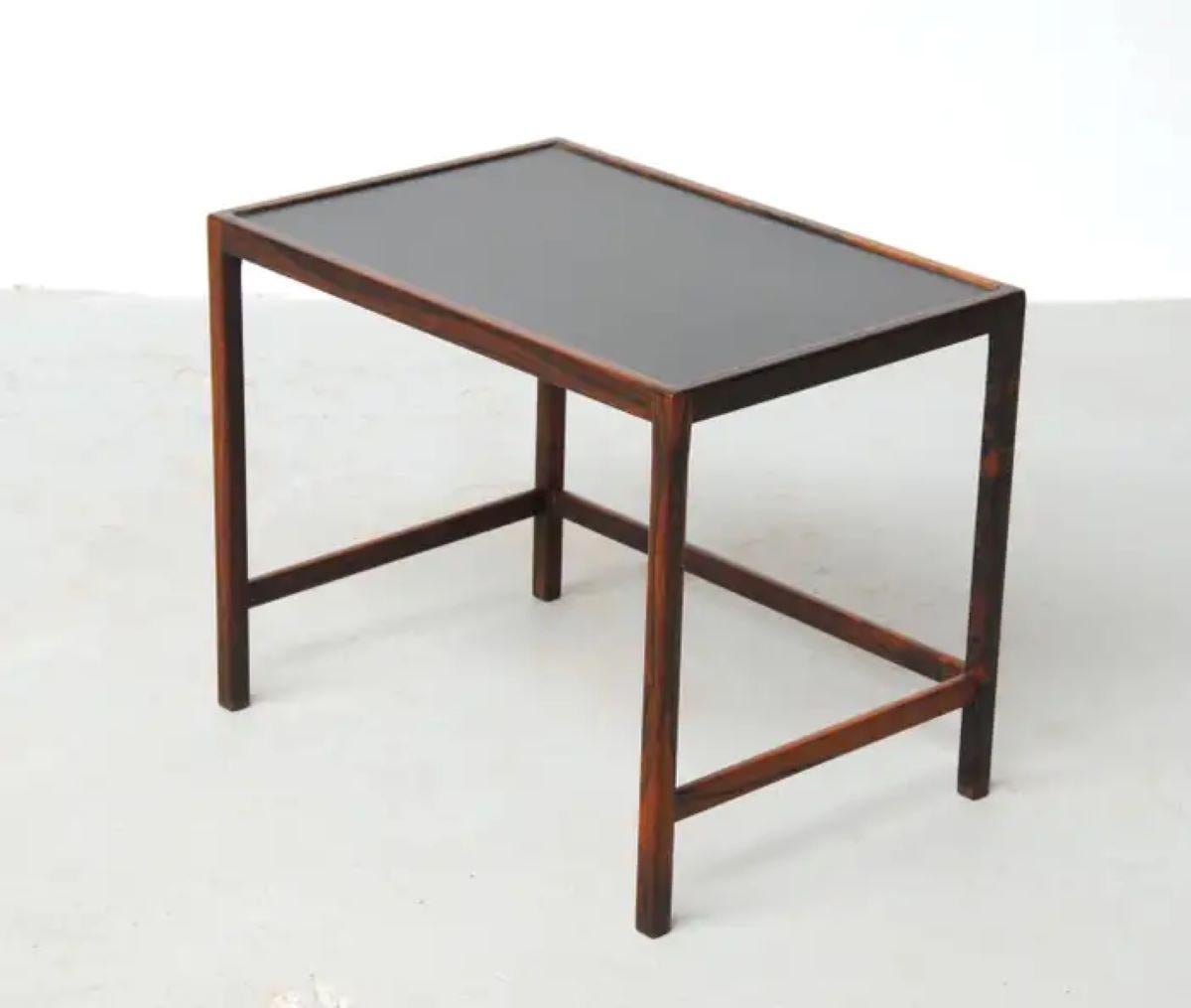 Vollständig restaurierter dänischer Kurt Ostervig-Beistelltisch aus Palisanderholz von Jason Mobler, 1960er Jahre

Sehr gut gestalteter und gearbeiteter kleiner Beistelltisch mit Tischplatte aus schwarzem Formica und Gestell aus Palisanderholz.