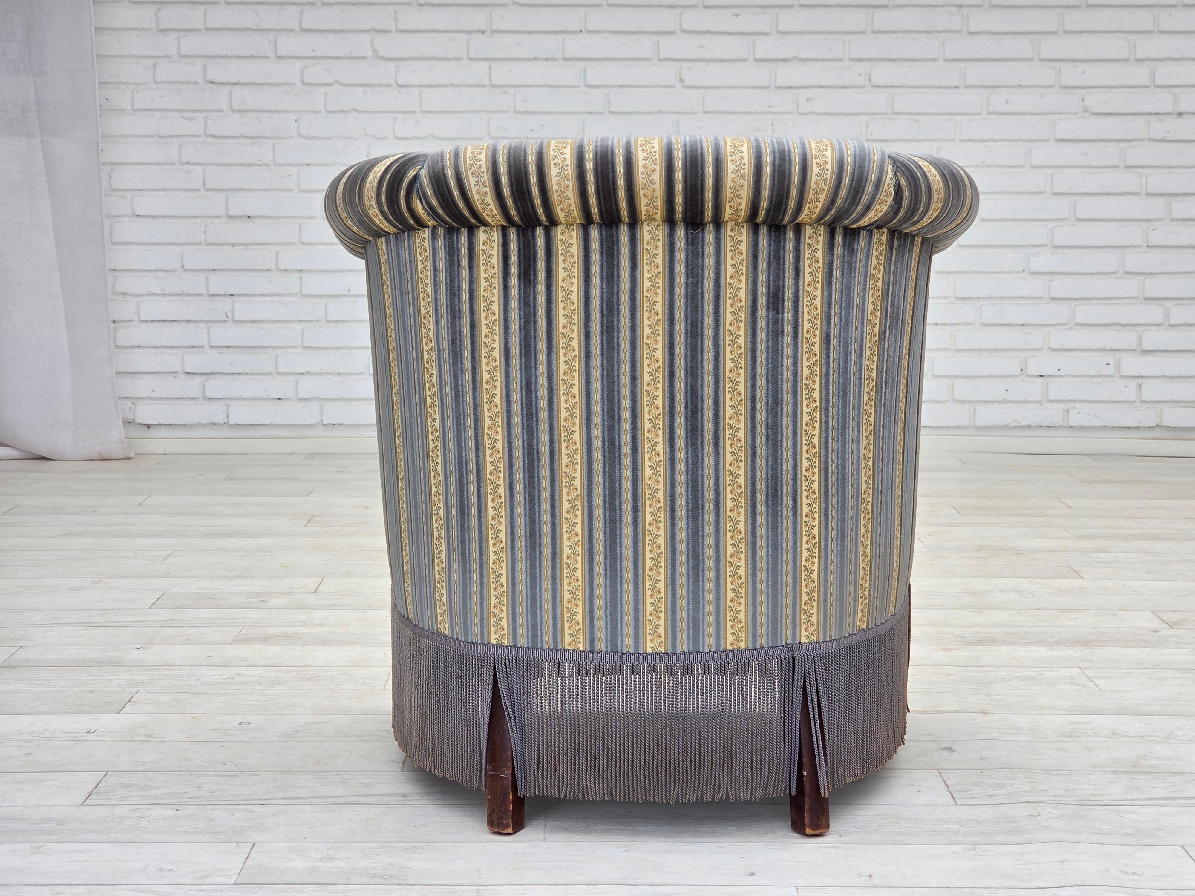 Anni '60, poltrona lounge Wood, velluto blu/beige, gambe in legno di faggio. in vendita 3
