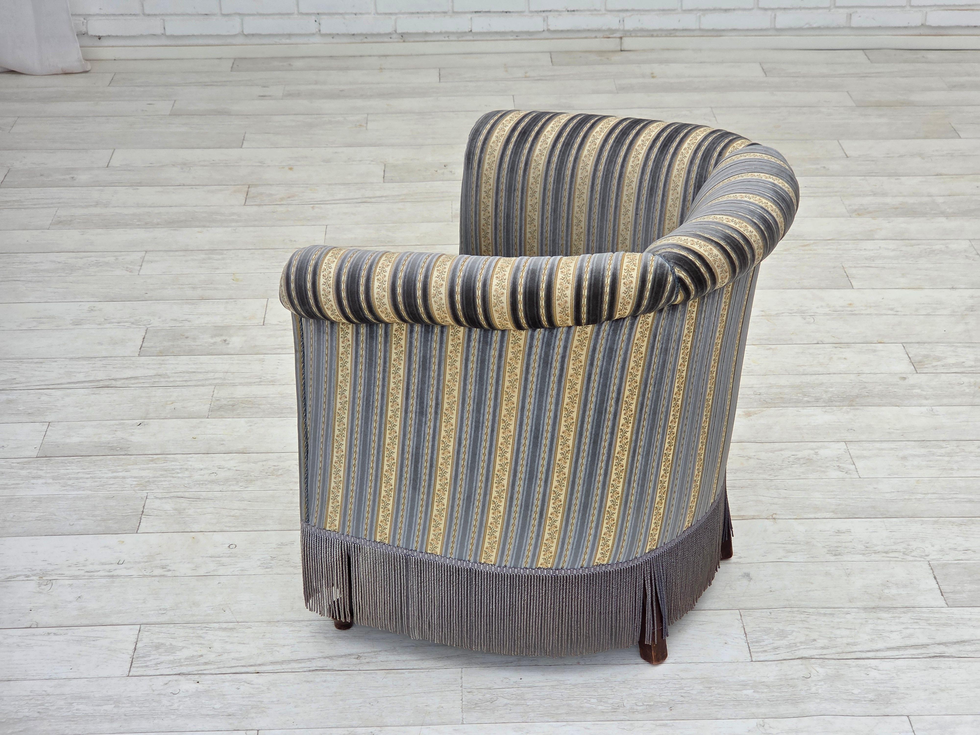 Anni '60, poltrona lounge Wood, velluto blu/beige, gambe in legno di faggio. in vendita 4