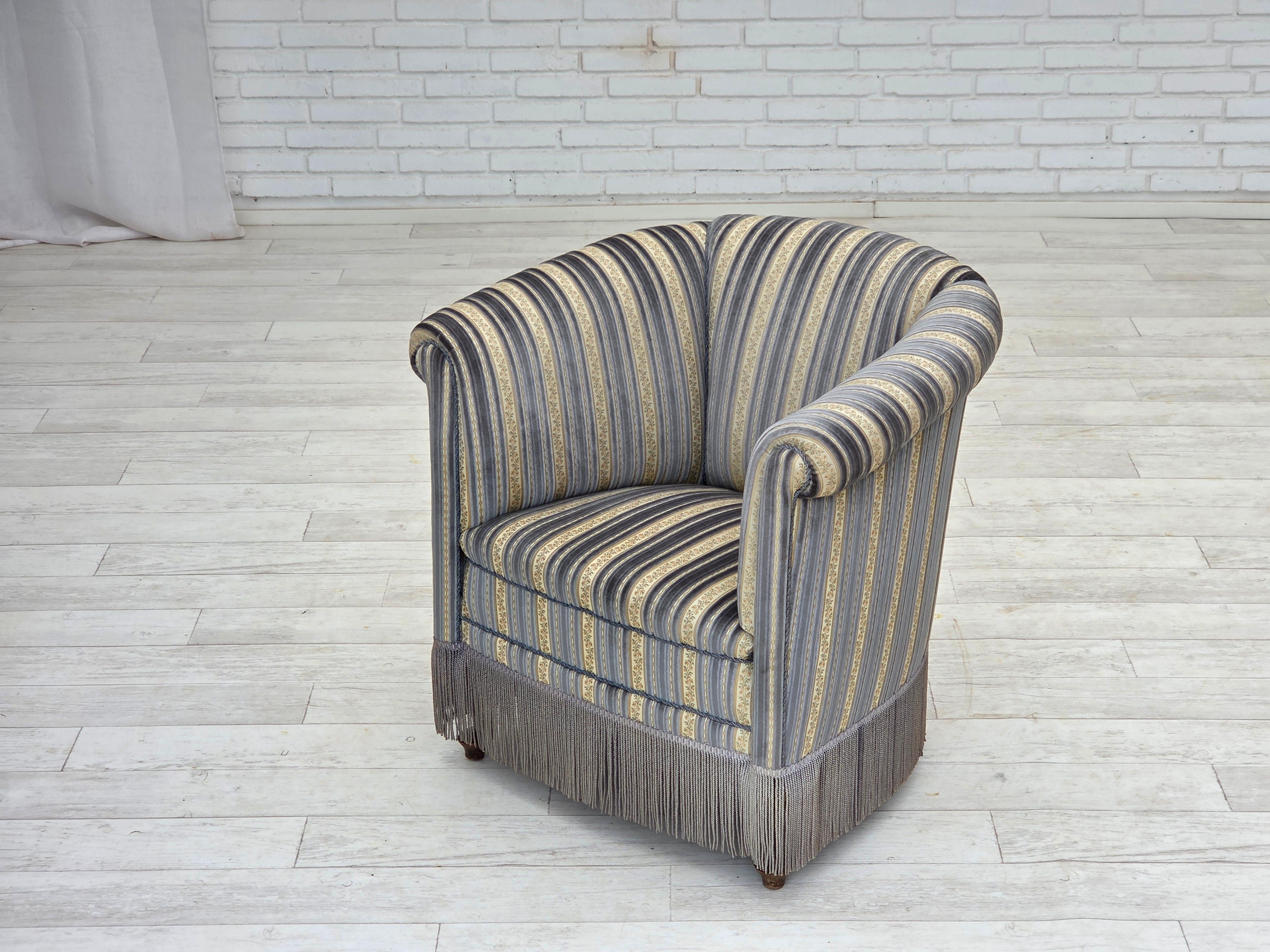 Anni '60, poltrona lounge Wood, velluto blu/beige, gambe in legno di faggio. in vendita 5