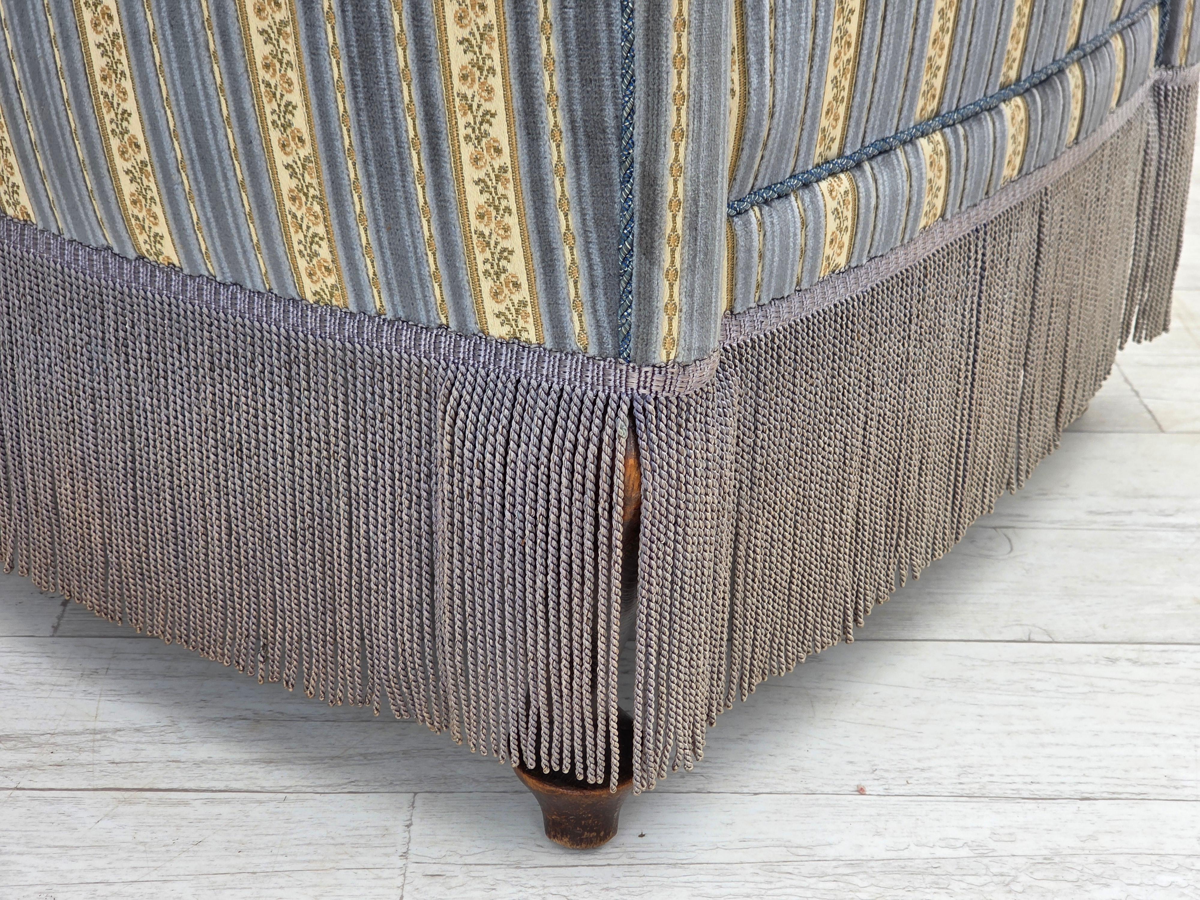 Anni '60, poltrona lounge Wood, velluto blu/beige, gambe in legno di faggio. in vendita 10