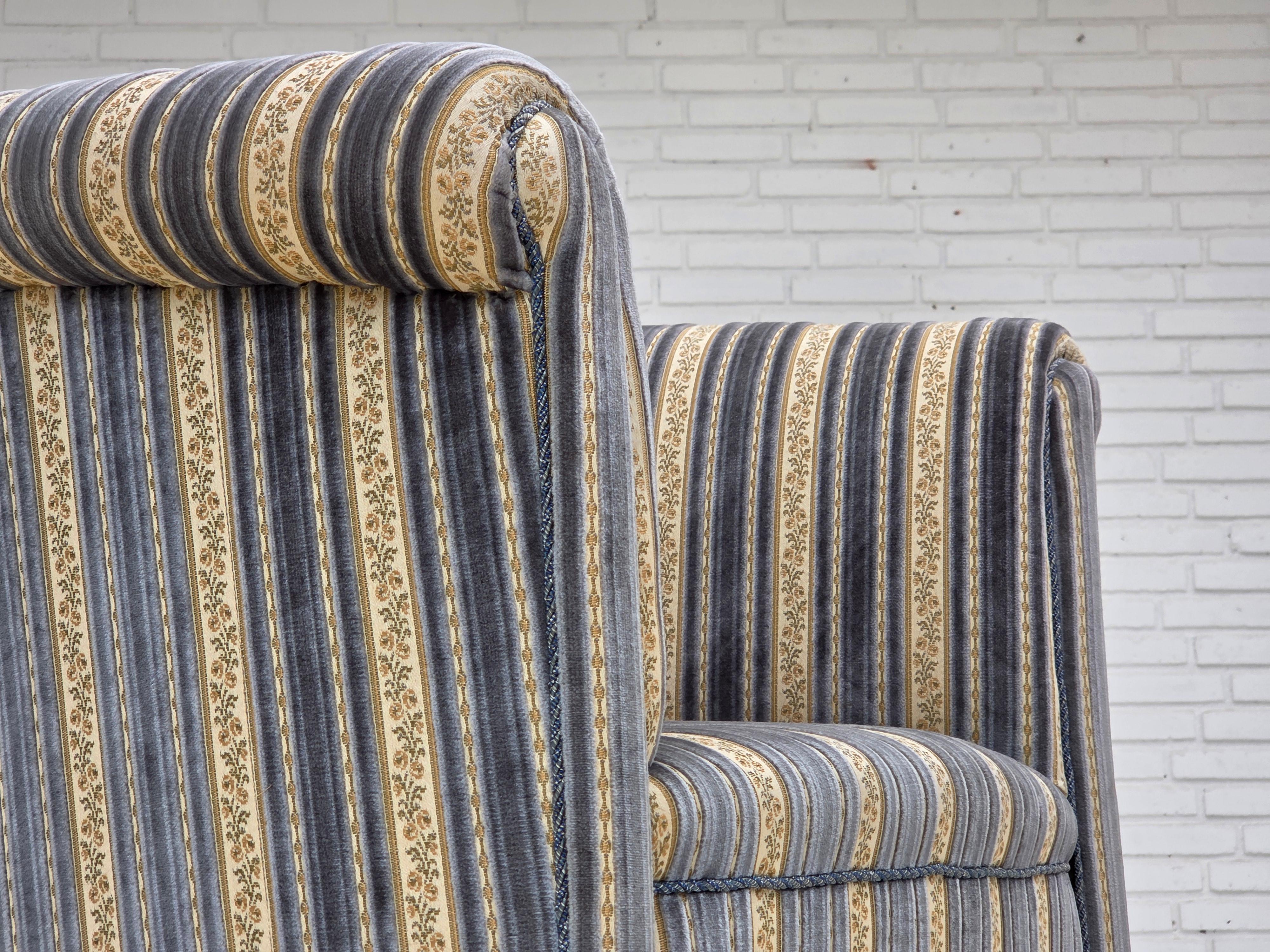 Anni '60, poltrona lounge Wood, velluto blu/beige, gambe in legno di faggio. in vendita 11