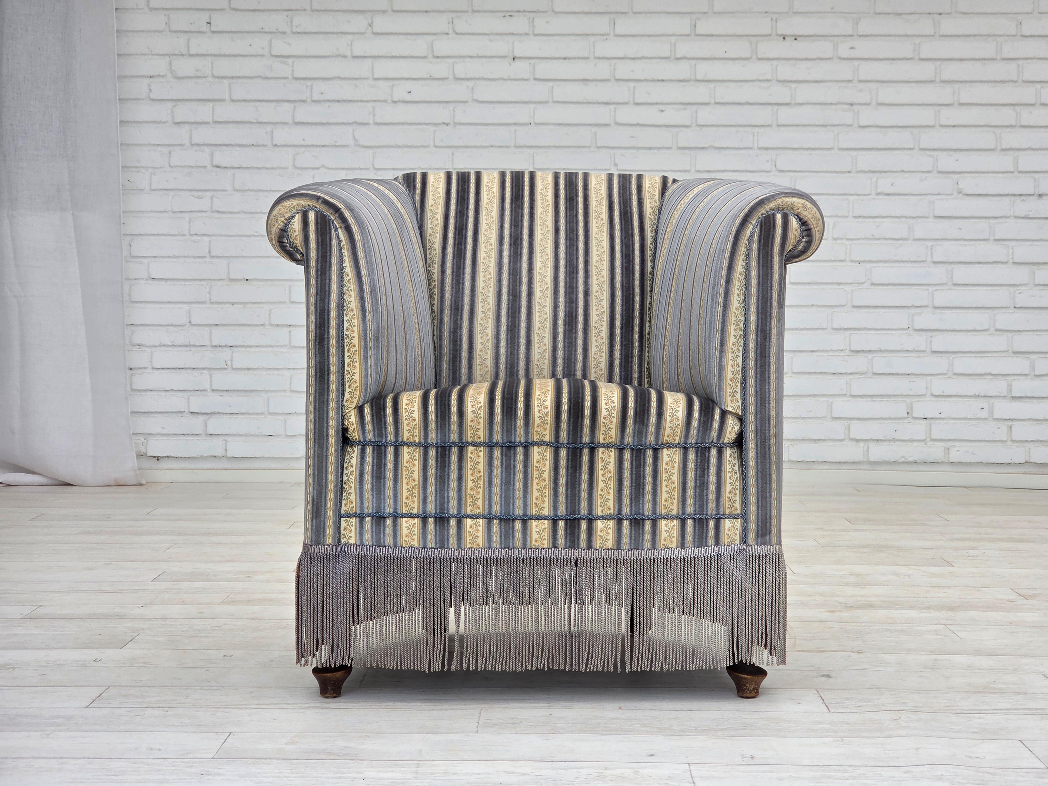 Anni '60, sedia da salotto danese. Velluto da arredamento blu/beige, gambe in legno di faggio, molle in ottone nella seduta. La sedia è stata tappezzata da un artigiano circa 10-15 anni fa. Ottime condizioni: nessun odore, nessuna macchia e