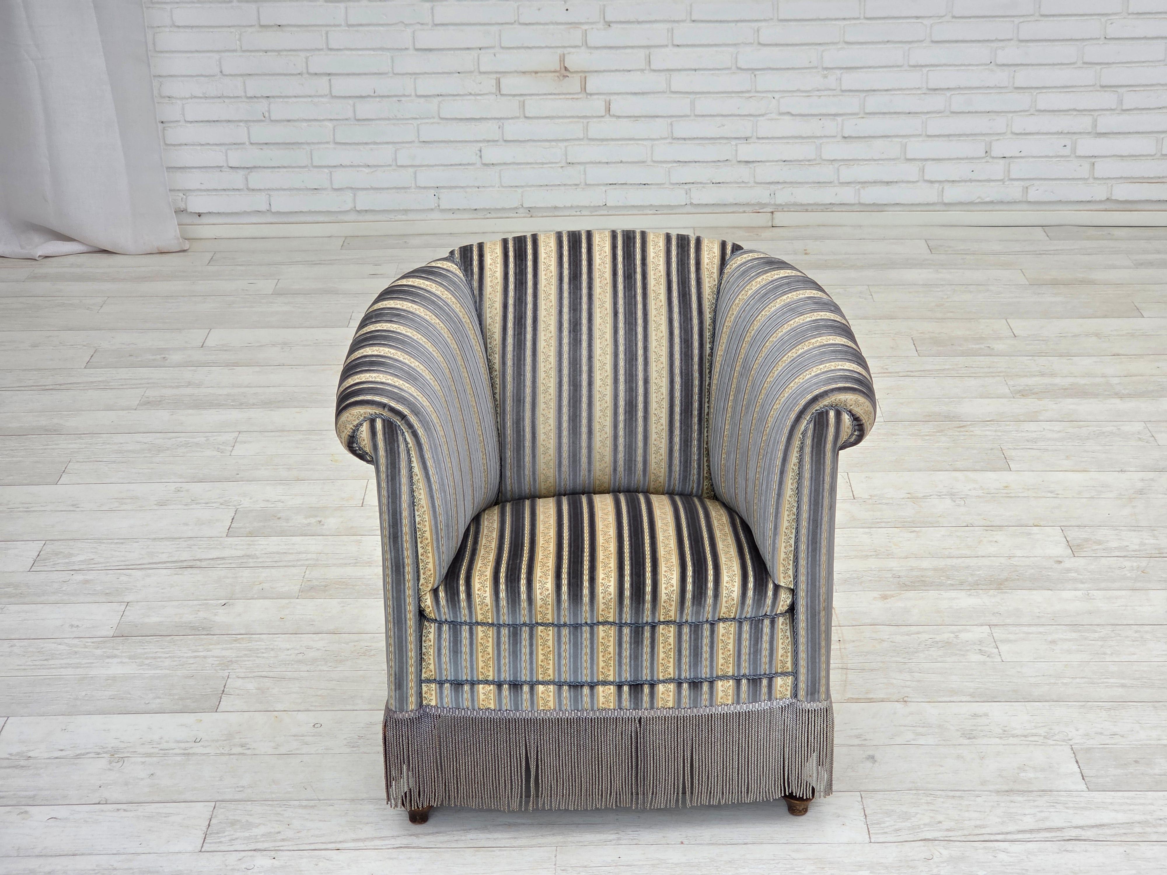 Scandinavo moderno Anni '60, poltrona lounge Wood, velluto blu/beige, gambe in legno di faggio. in vendita