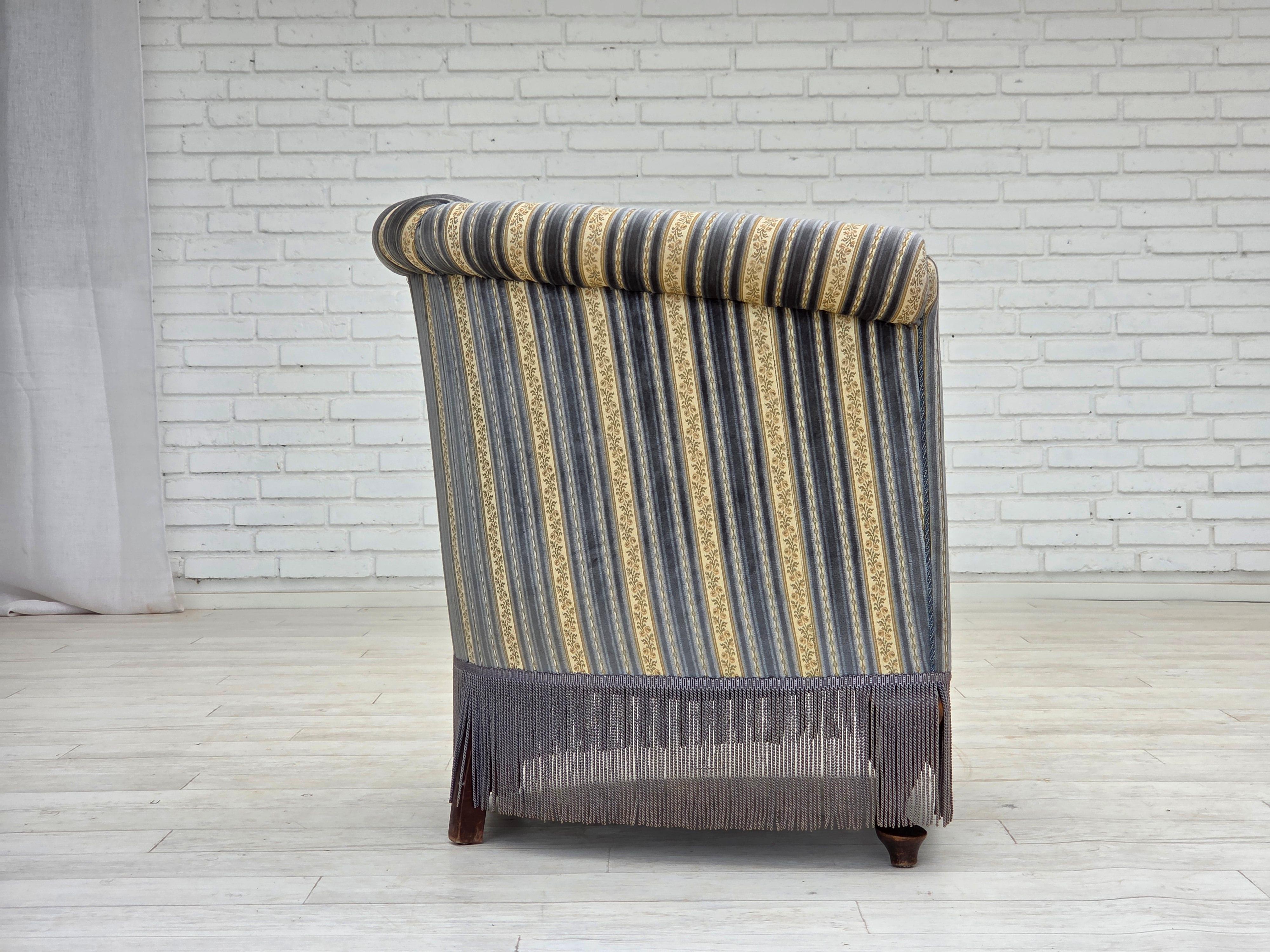 Anni '60, poltrona lounge Wood, velluto blu/beige, gambe in legno di faggio. In condizioni buone in vendita a Tarm, 82