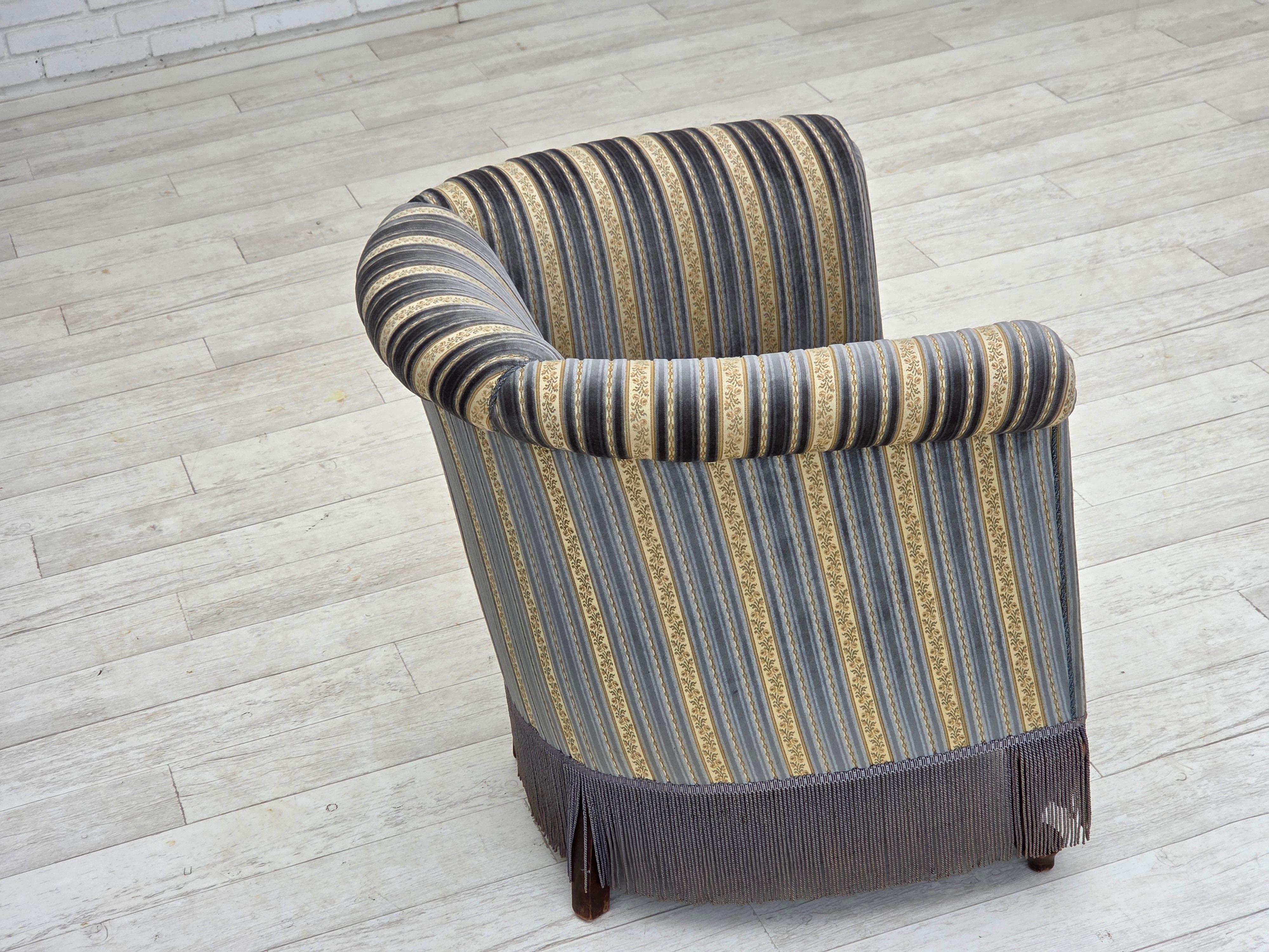 Metà XX secolo Anni '60, poltrona lounge Wood, velluto blu/beige, gambe in legno di faggio. in vendita