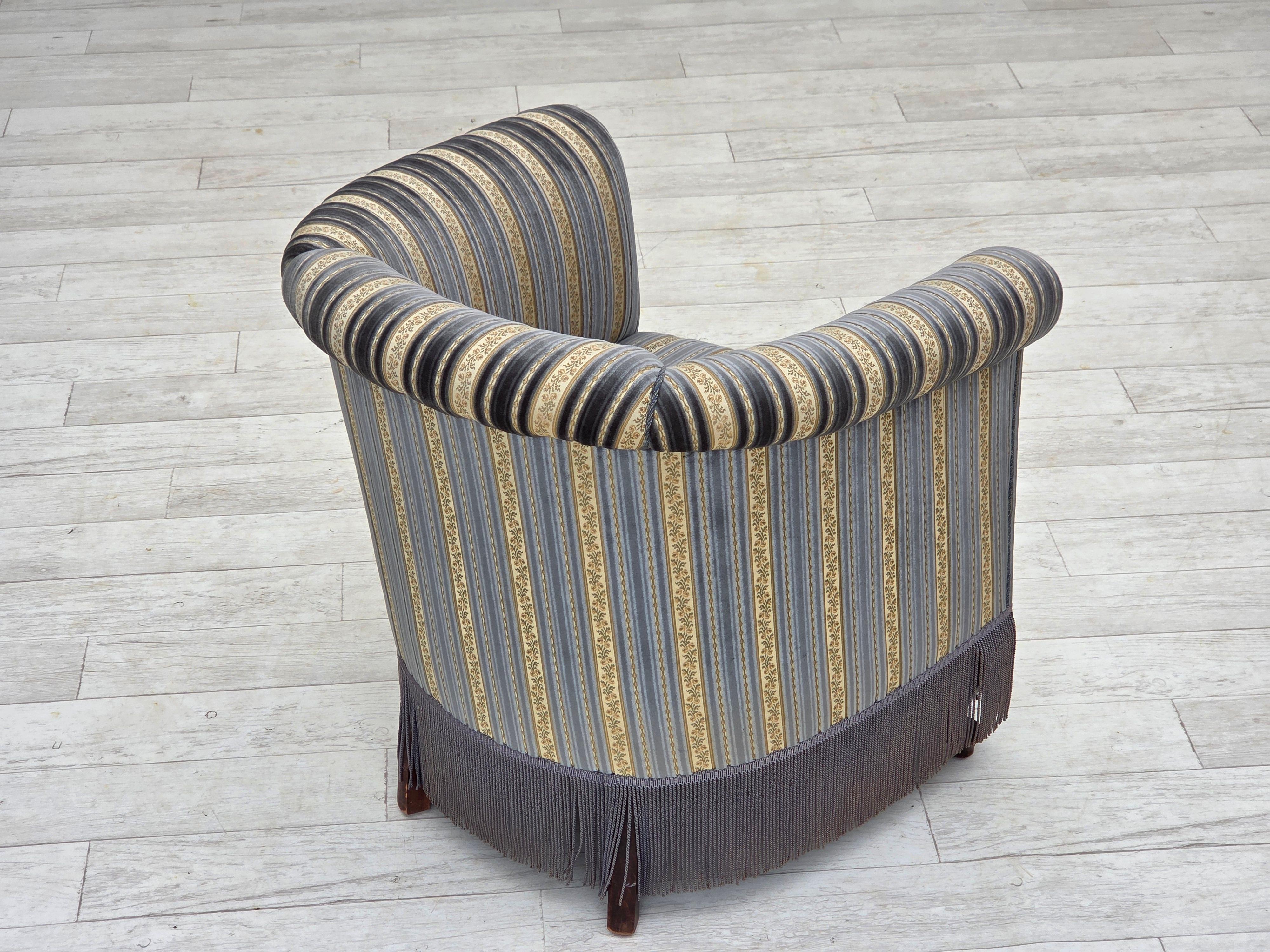 Velluto Anni '60, poltrona lounge Wood, velluto blu/beige, gambe in legno di faggio. in vendita