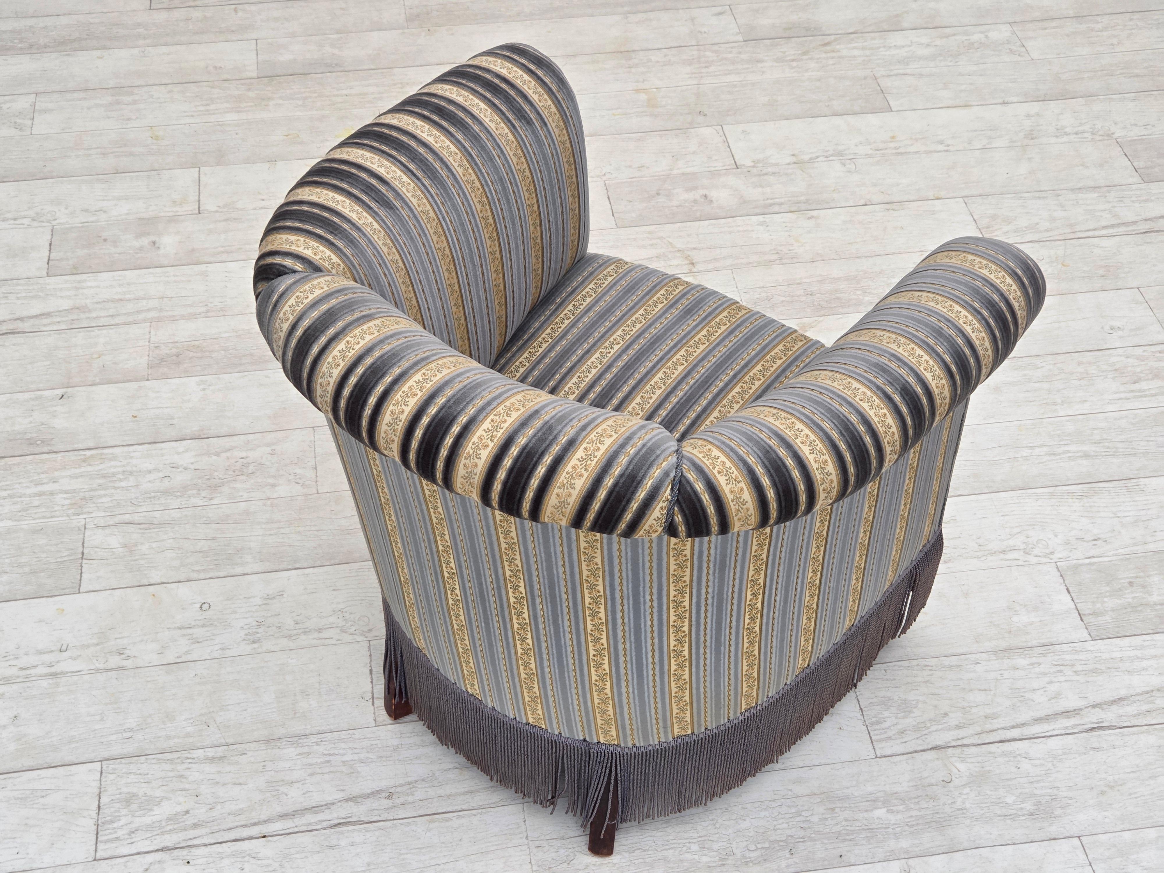 Anni '60, poltrona lounge Wood, velluto blu/beige, gambe in legno di faggio. in vendita 1