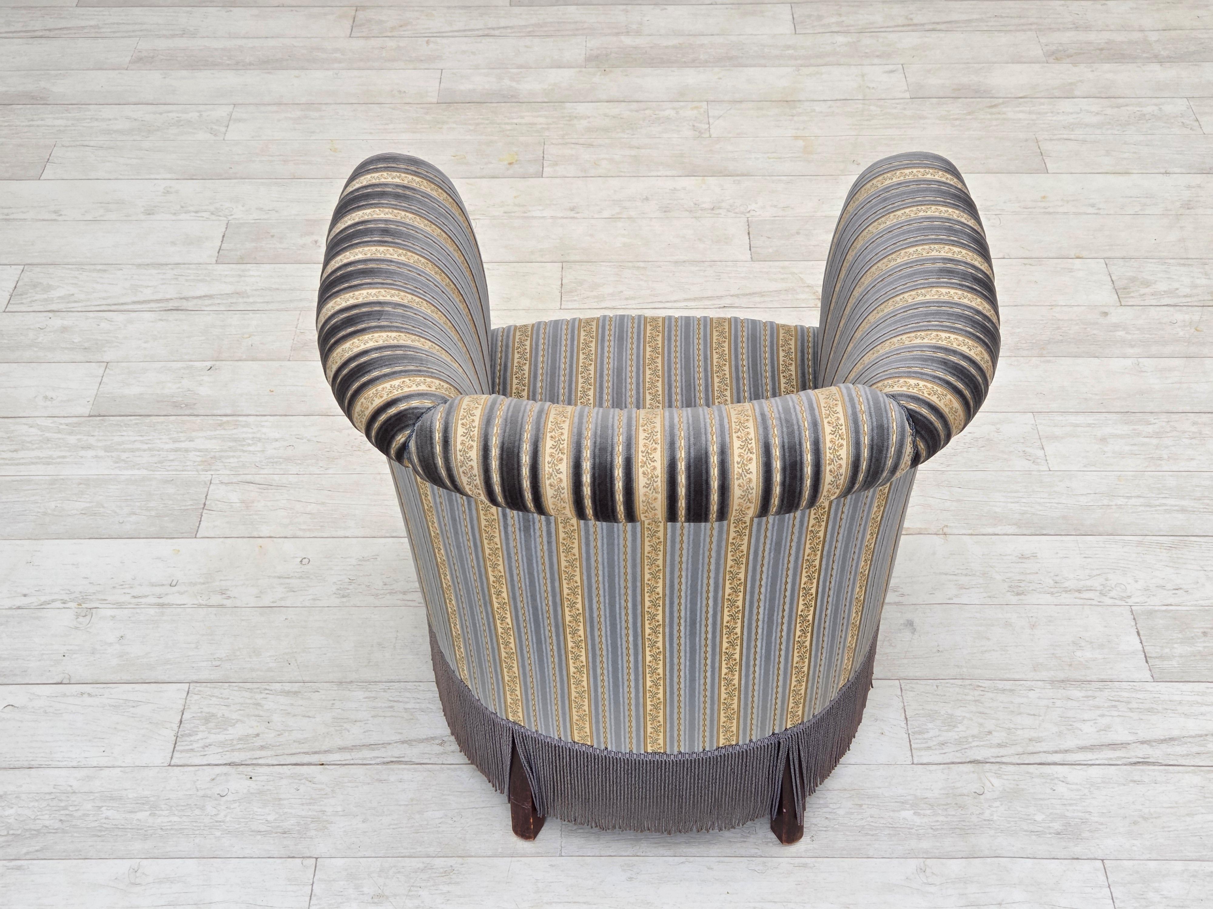 Anni '60, poltrona lounge Wood, velluto blu/beige, gambe in legno di faggio. in vendita 2