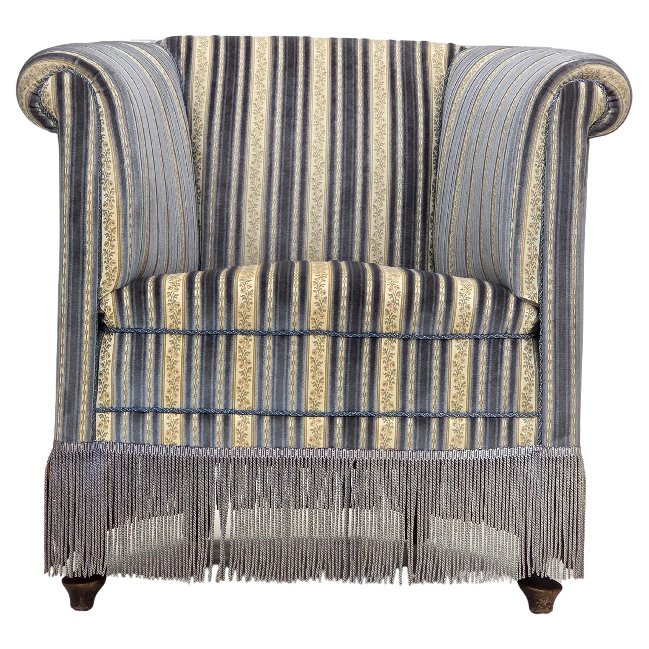 1960er Jahre, dänischer Sessel, blau/beiger Möbelvelours, Beine aus Buchenholz.