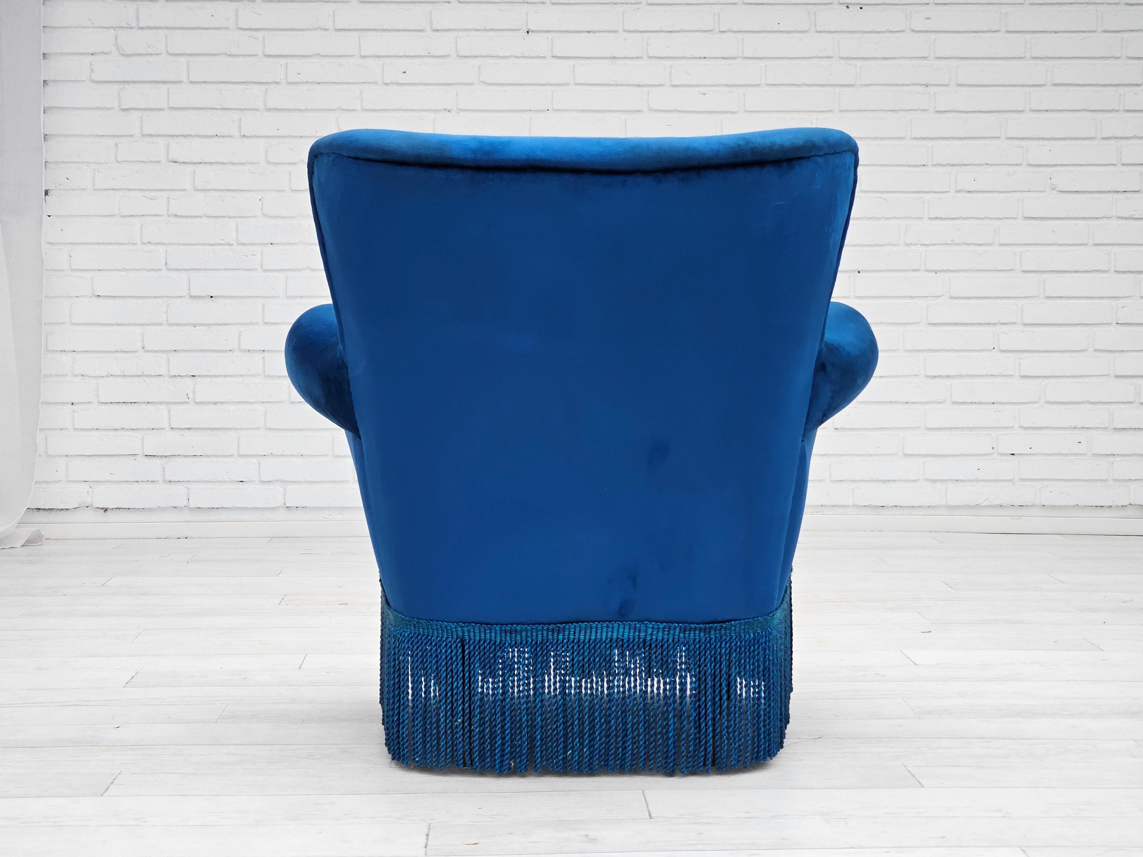 Anni '60, poltrona lounge Wood, velluto blu per mobili, gambe in legno di faggio. in vendita 3