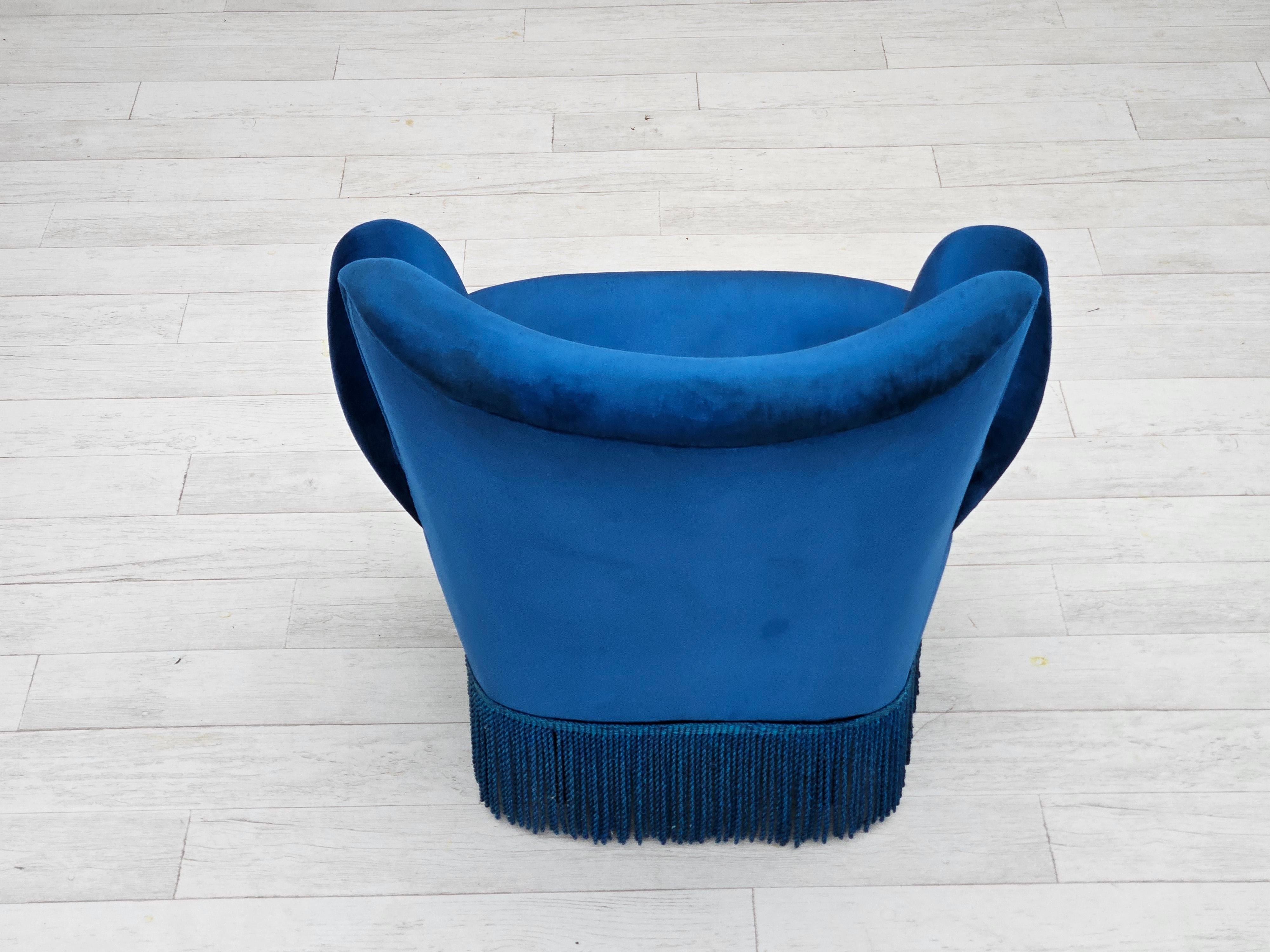Anni '60, poltrona lounge Wood, velluto blu per mobili, gambe in legno di faggio. in vendita 4
