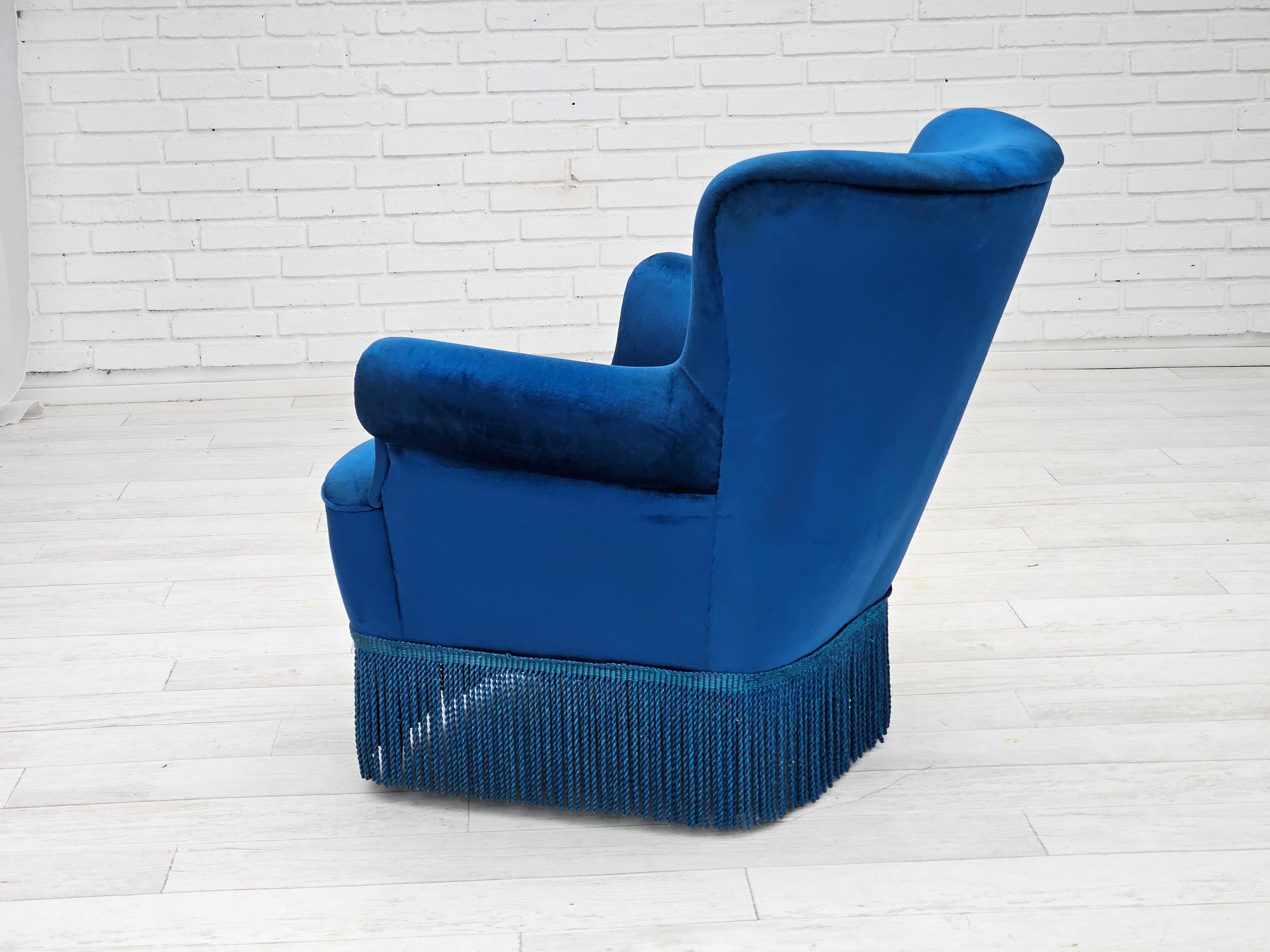 Anni '60, poltrona lounge Wood, velluto blu per mobili, gambe in legno di faggio. in vendita 5