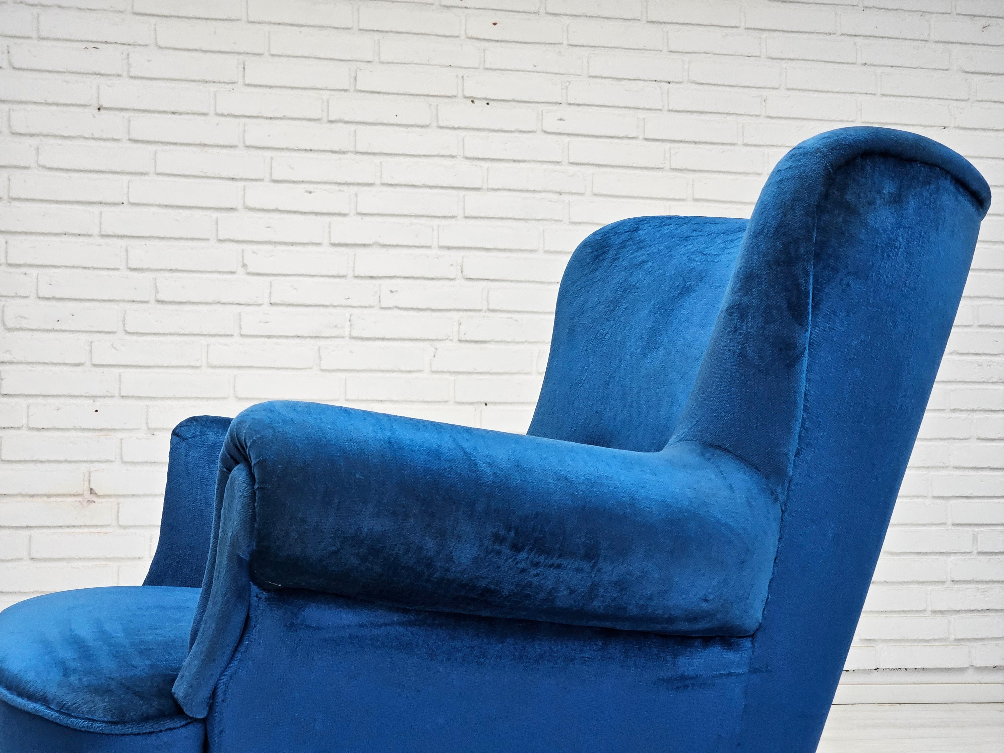 Anni '60, poltrona lounge Wood, velluto blu per mobili, gambe in legno di faggio. in vendita 8