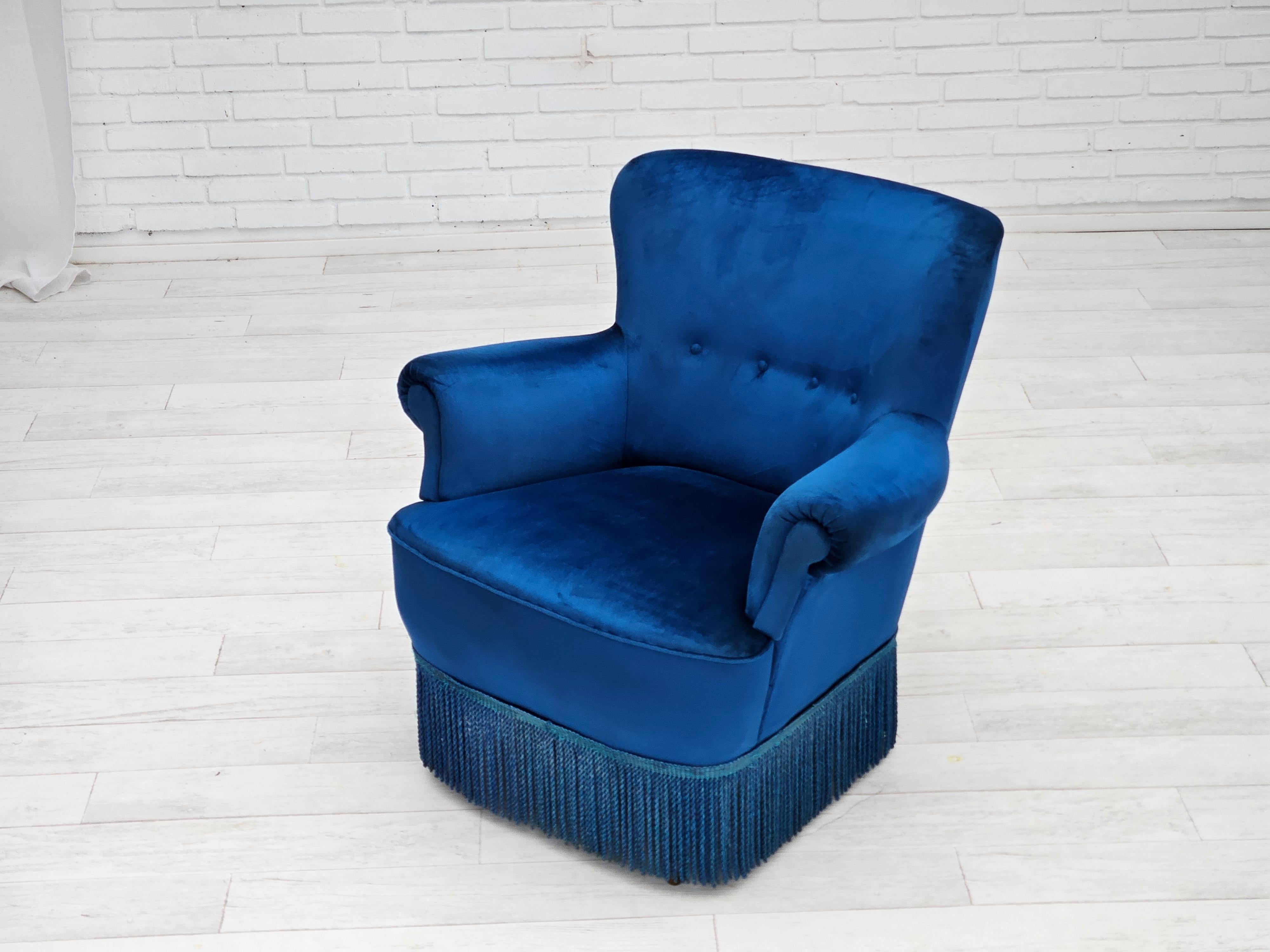 Anni '60, poltrona lounge Wood, velluto blu per mobili, gambe in legno di faggio. in vendita 9