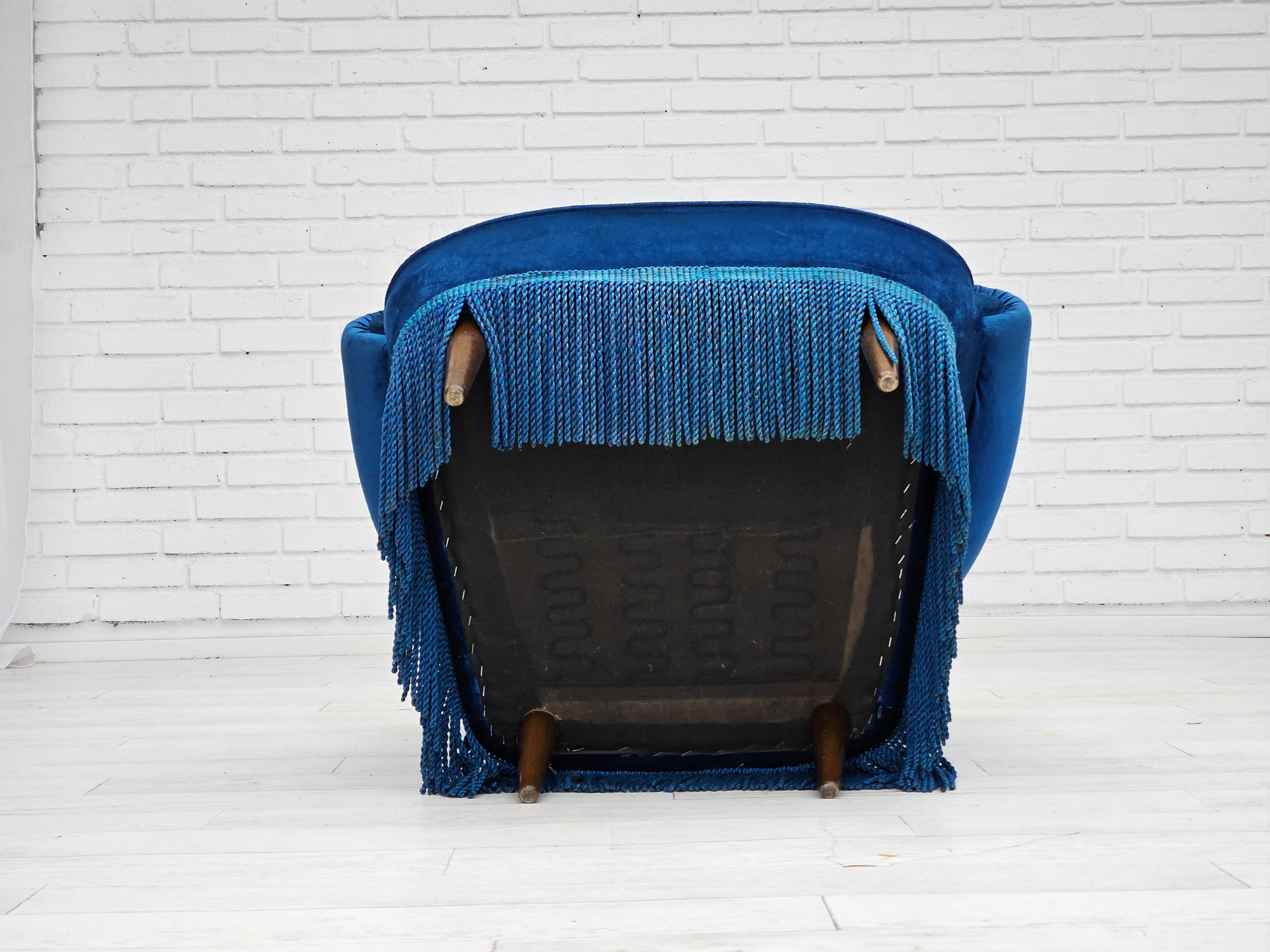 Anni '60, poltrona lounge Wood, velluto blu per mobili, gambe in legno di faggio. in vendita 10