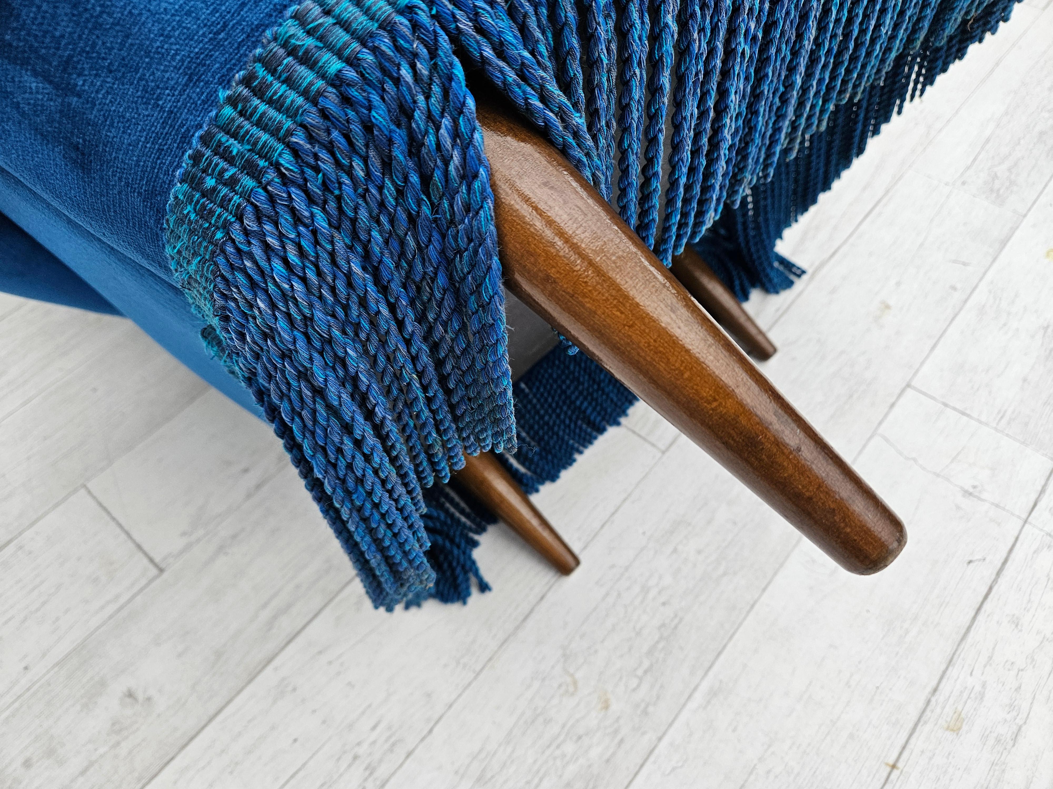 Anni '60, poltrona lounge Wood, velluto blu per mobili, gambe in legno di faggio. in vendita 11