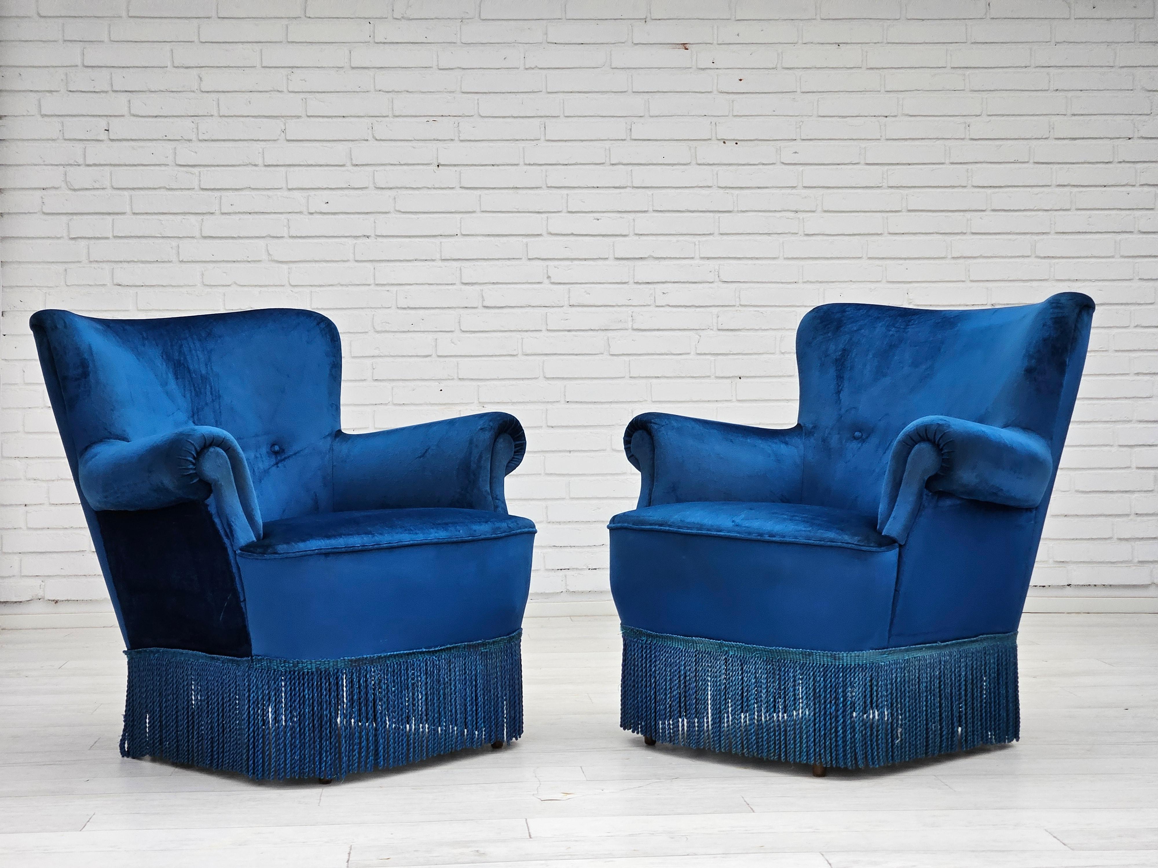 Anni '60, sedia da salotto danese. Velluto da arredamento blu, gambe in legno di faggio, molle in ottone nella seduta. Le sedie sono state tappezzate circa 10 anni fa da un artigiano. Prodotto da un produttore di mobili danese negli anni 1960-65