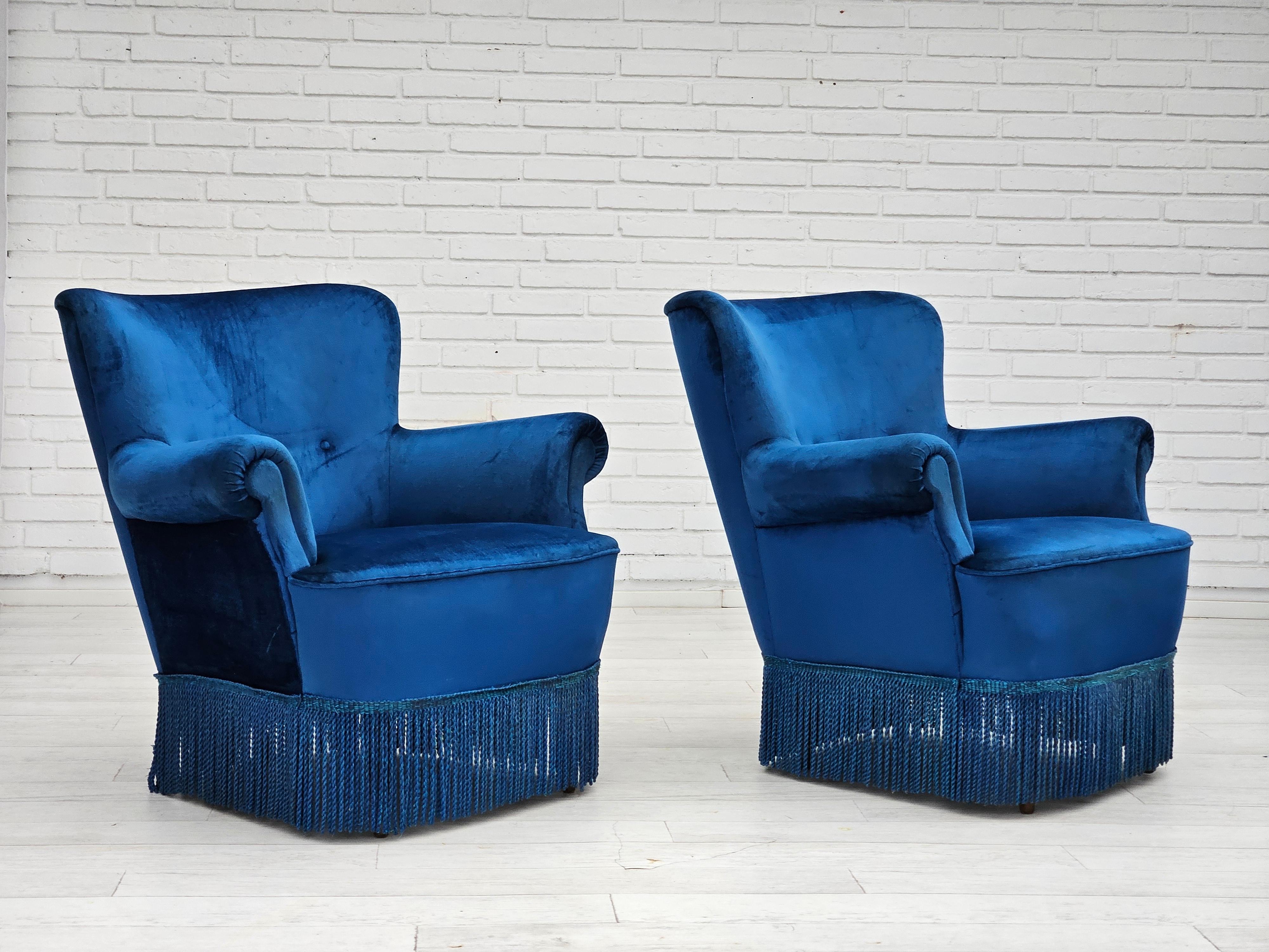 Scandinavo moderno Anni '60, poltrona lounge Wood, velluto blu per mobili, gambe in legno di faggio. in vendita