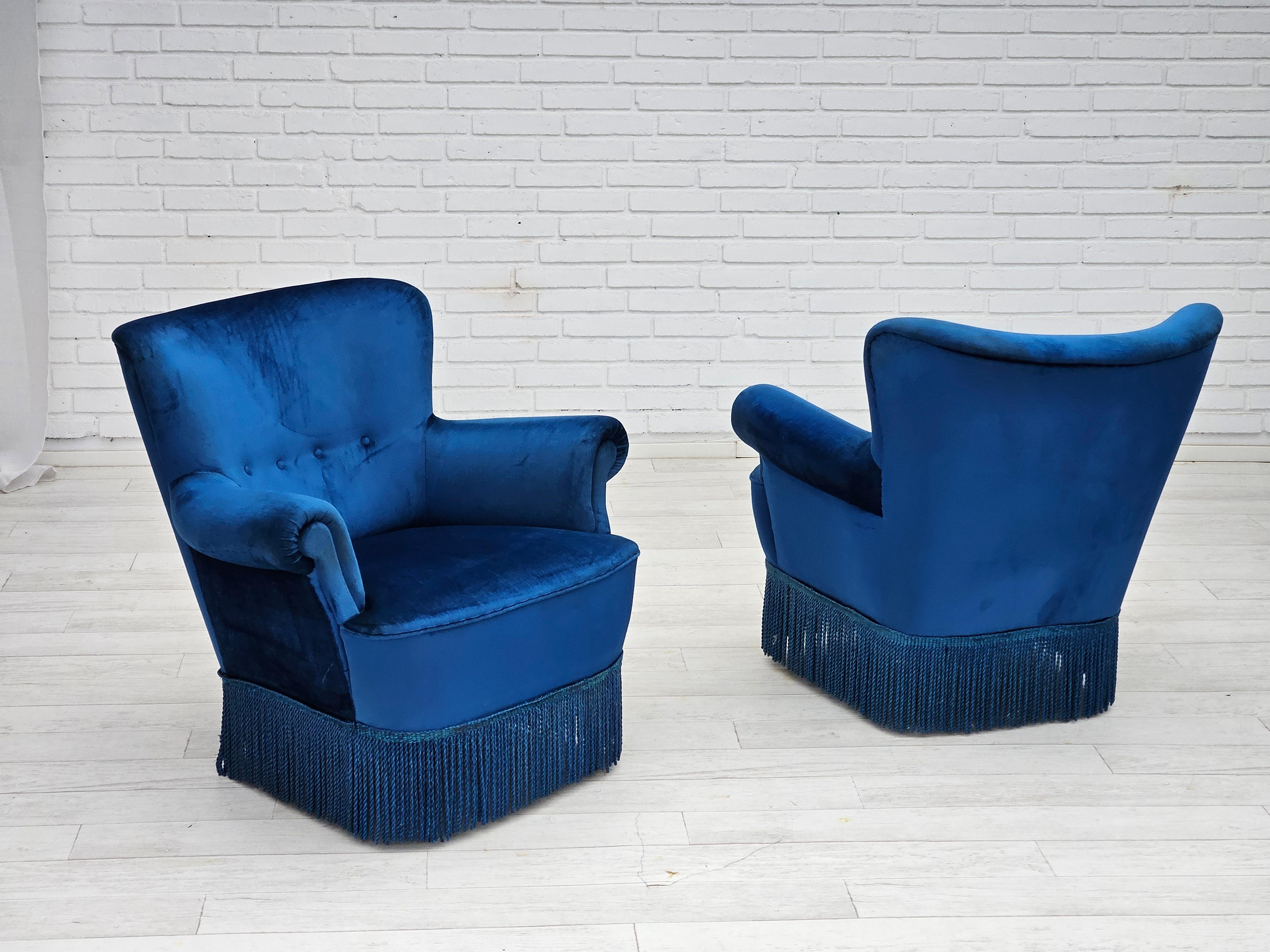 Danese Anni '60, poltrona lounge Wood, velluto blu per mobili, gambe in legno di faggio. in vendita