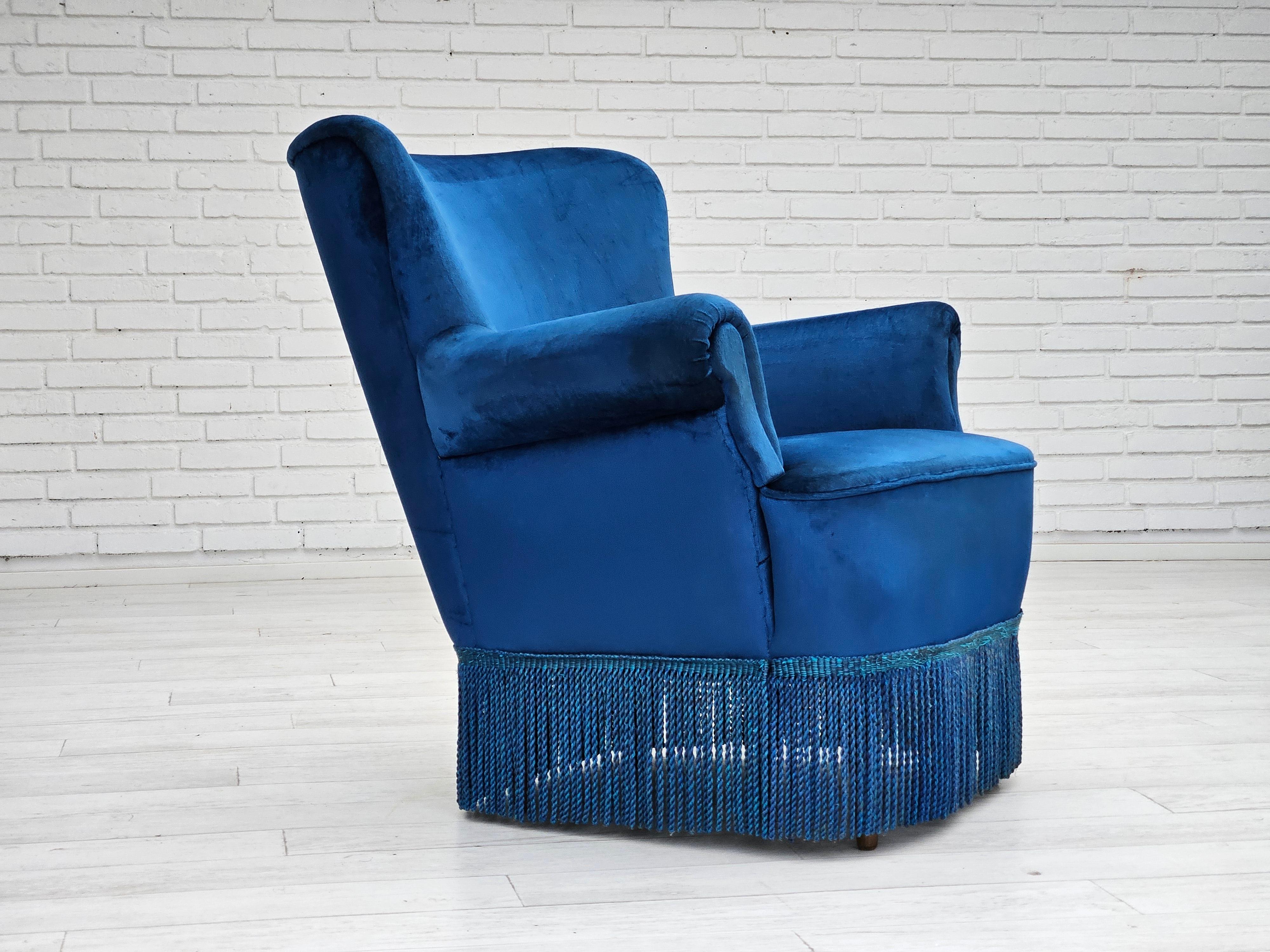 Anni '60, poltrona lounge Wood, velluto blu per mobili, gambe in legno di faggio. In condizioni buone in vendita a Tarm, 82