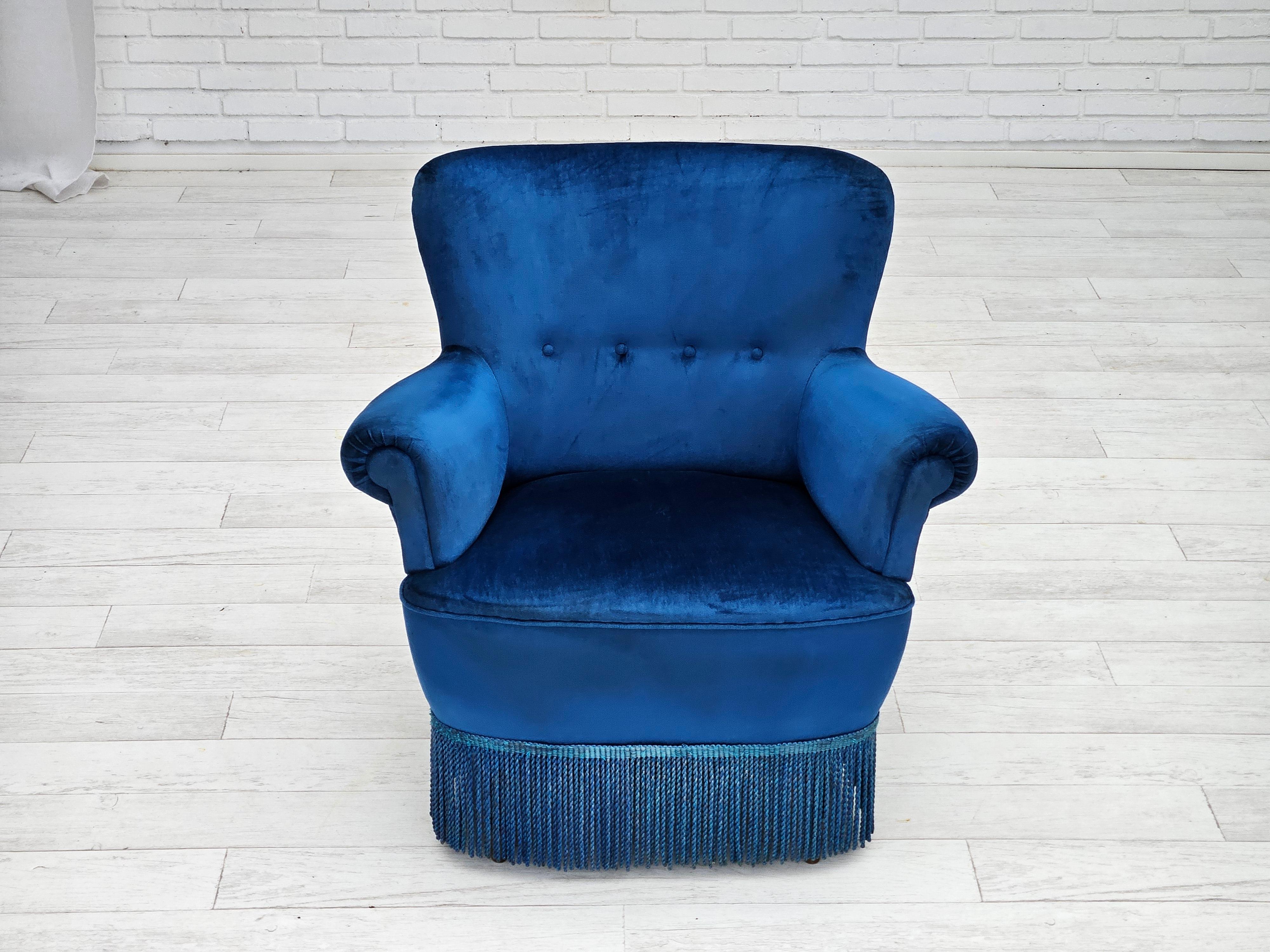 Metà XX secolo Anni '60, poltrona lounge Wood, velluto blu per mobili, gambe in legno di faggio. in vendita