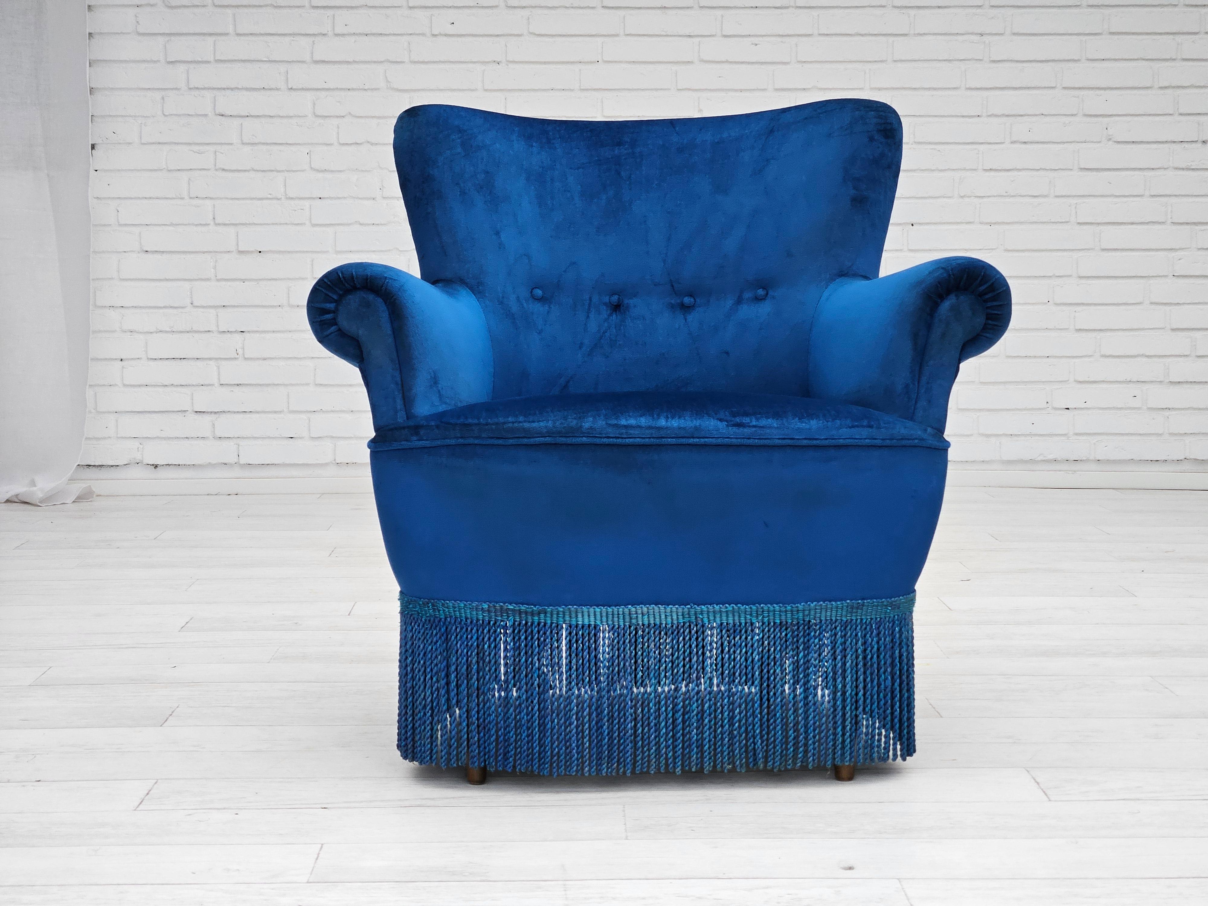 Velluto Anni '60, poltrona lounge Wood, velluto blu per mobili, gambe in legno di faggio. in vendita