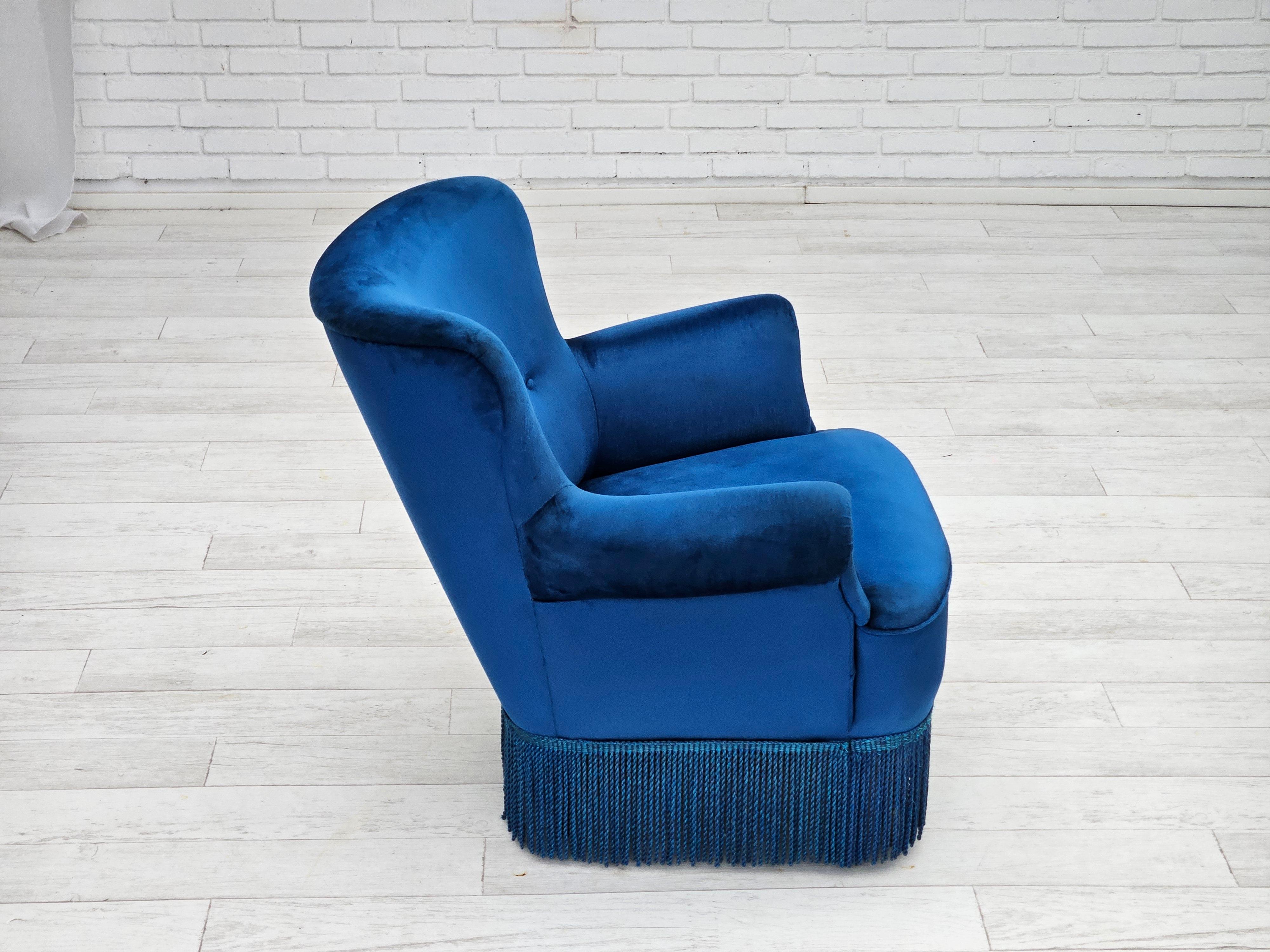 Anni '60, poltrona lounge Wood, velluto blu per mobili, gambe in legno di faggio. in vendita 2