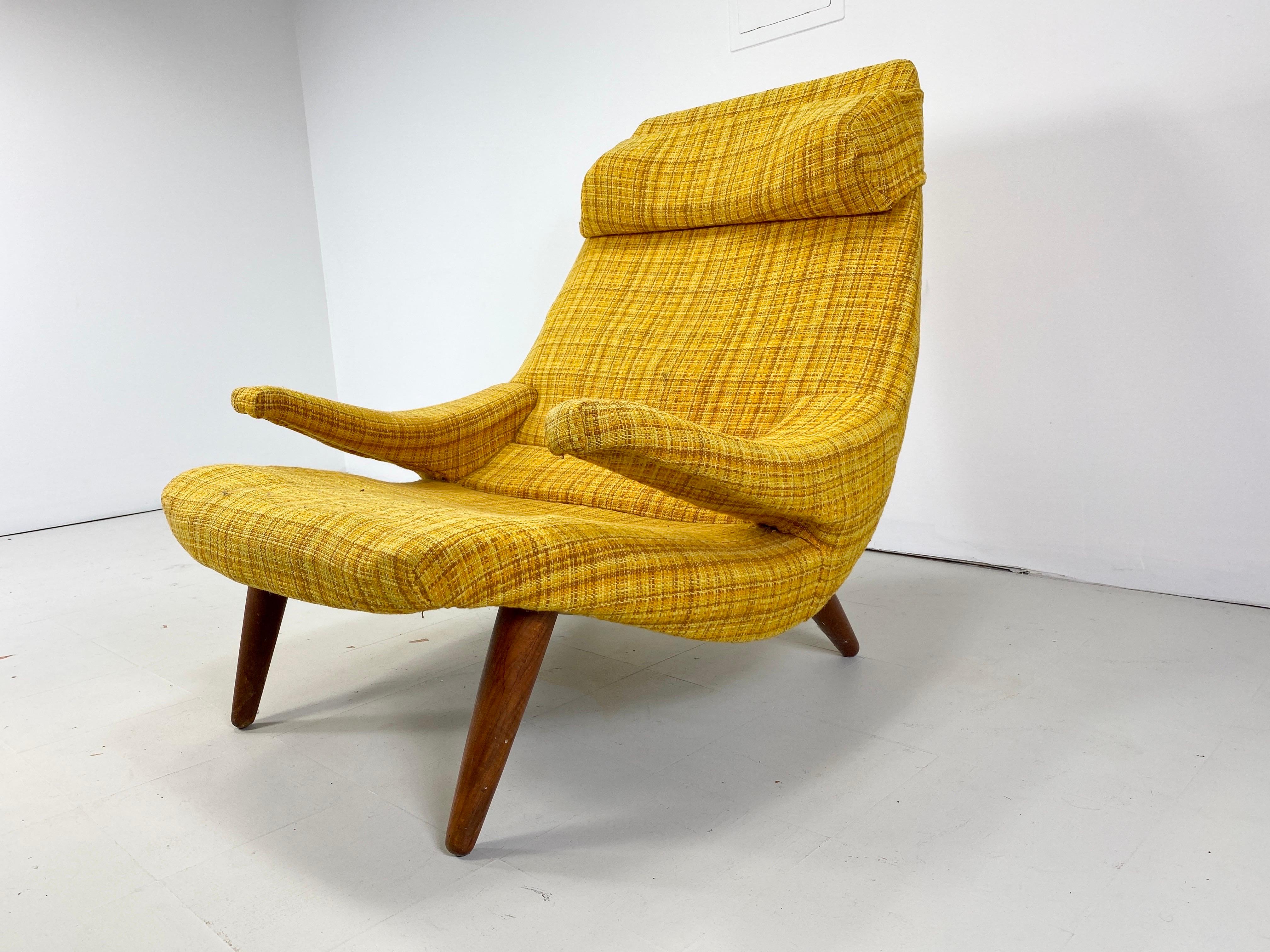 Chaise longue danoise sculptée des années 1960. Pieds en teck. Accoudoir flottant. Chaise rarement vue. 

Nous proposons la livraison à New York pour 425